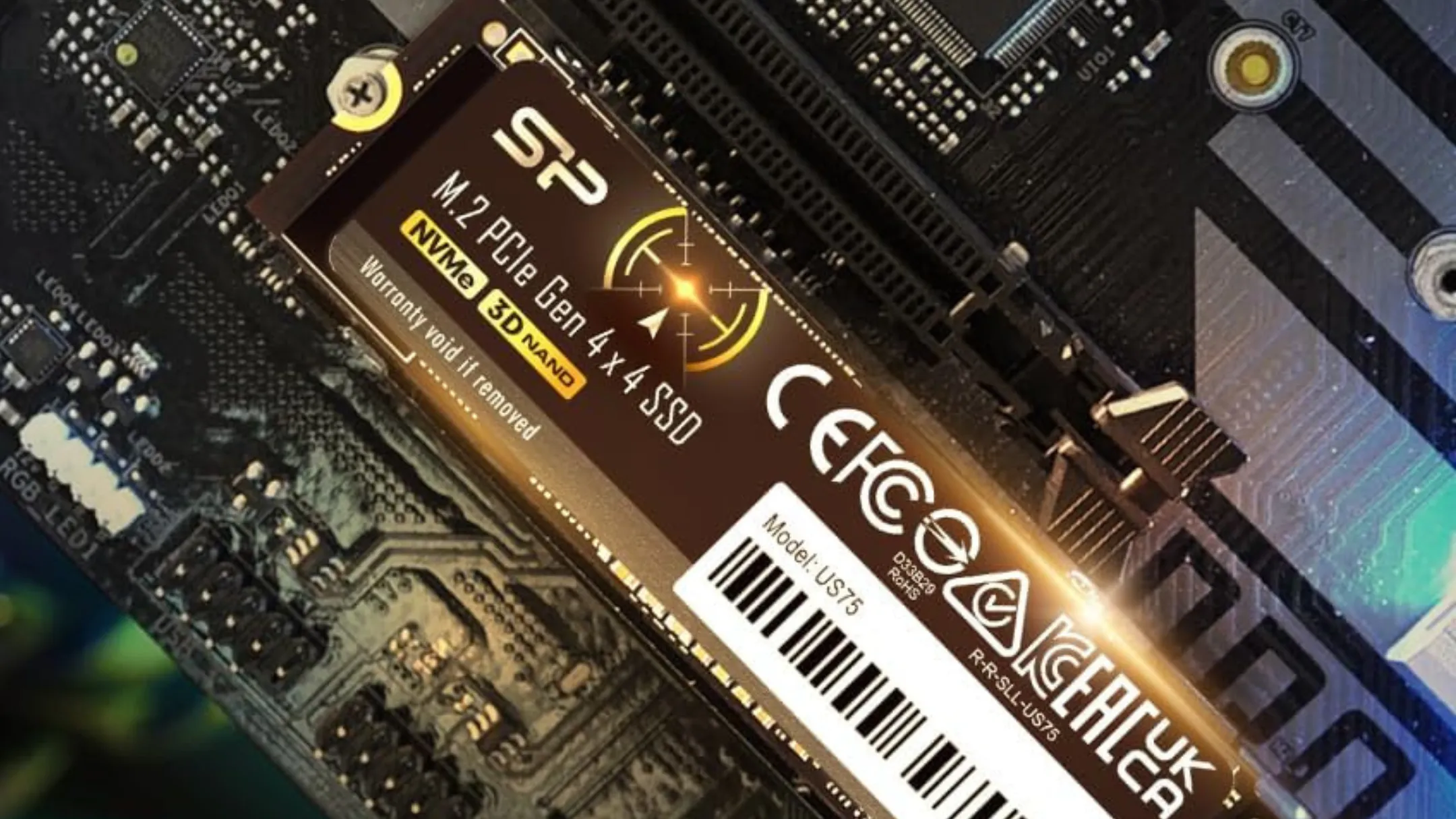 SSD Silicon Power US75 4TB được lắp đặt trên bo mạch chủ để minh họa hiệu năng