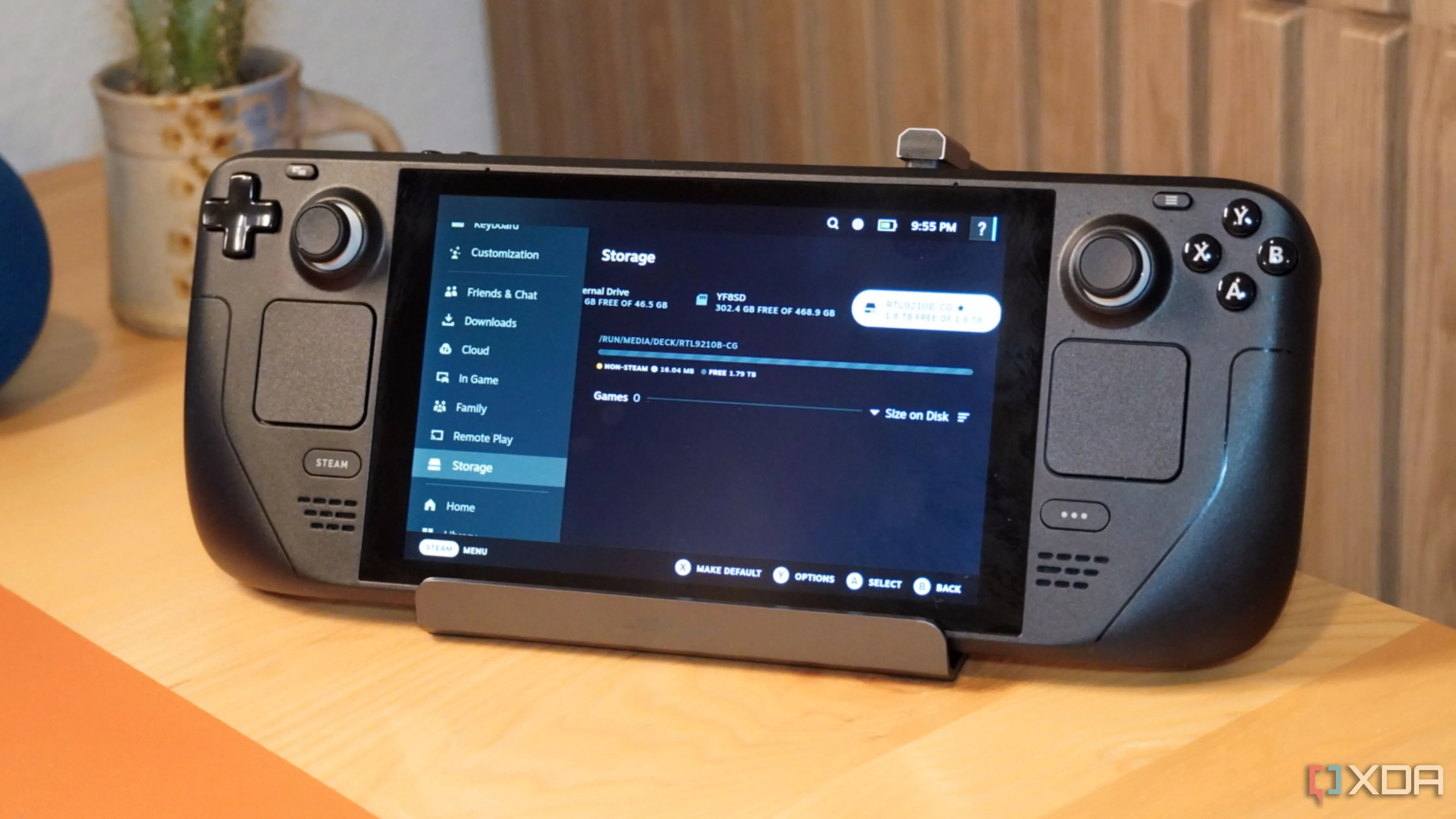 Steam Deck được đặt trên đế sạc Jsaux với vỏ bọc SSD, minh họa phụ kiện hỗ trợ mở rộng khả năng của thiết bị chạy SteamOS và không chịu phí bản quyền phần mềm
