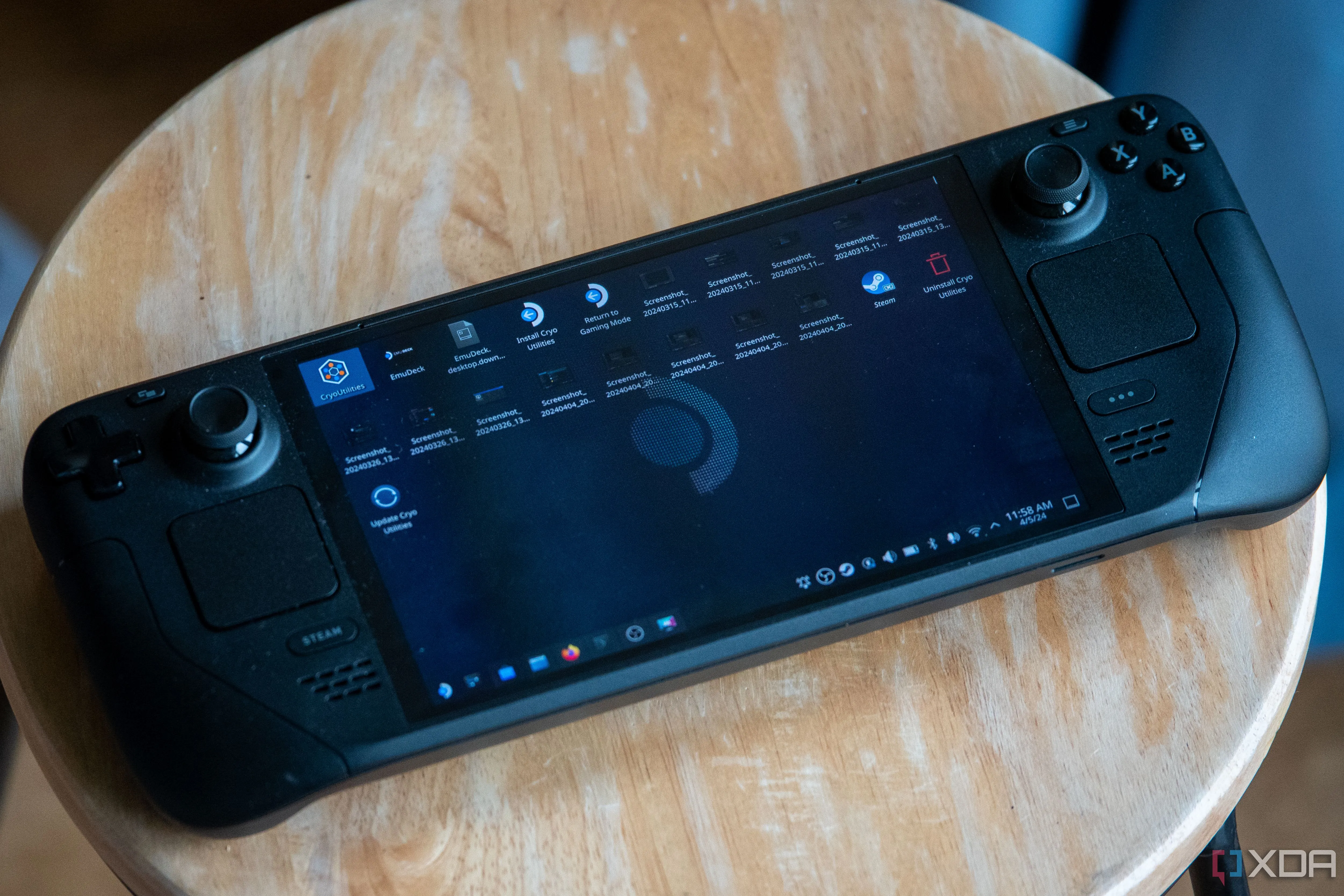 Steam Deck OLED hiển thị giao diện desktop, minh họa sự linh hoạt và giao diện thân thiện của SteamOS
