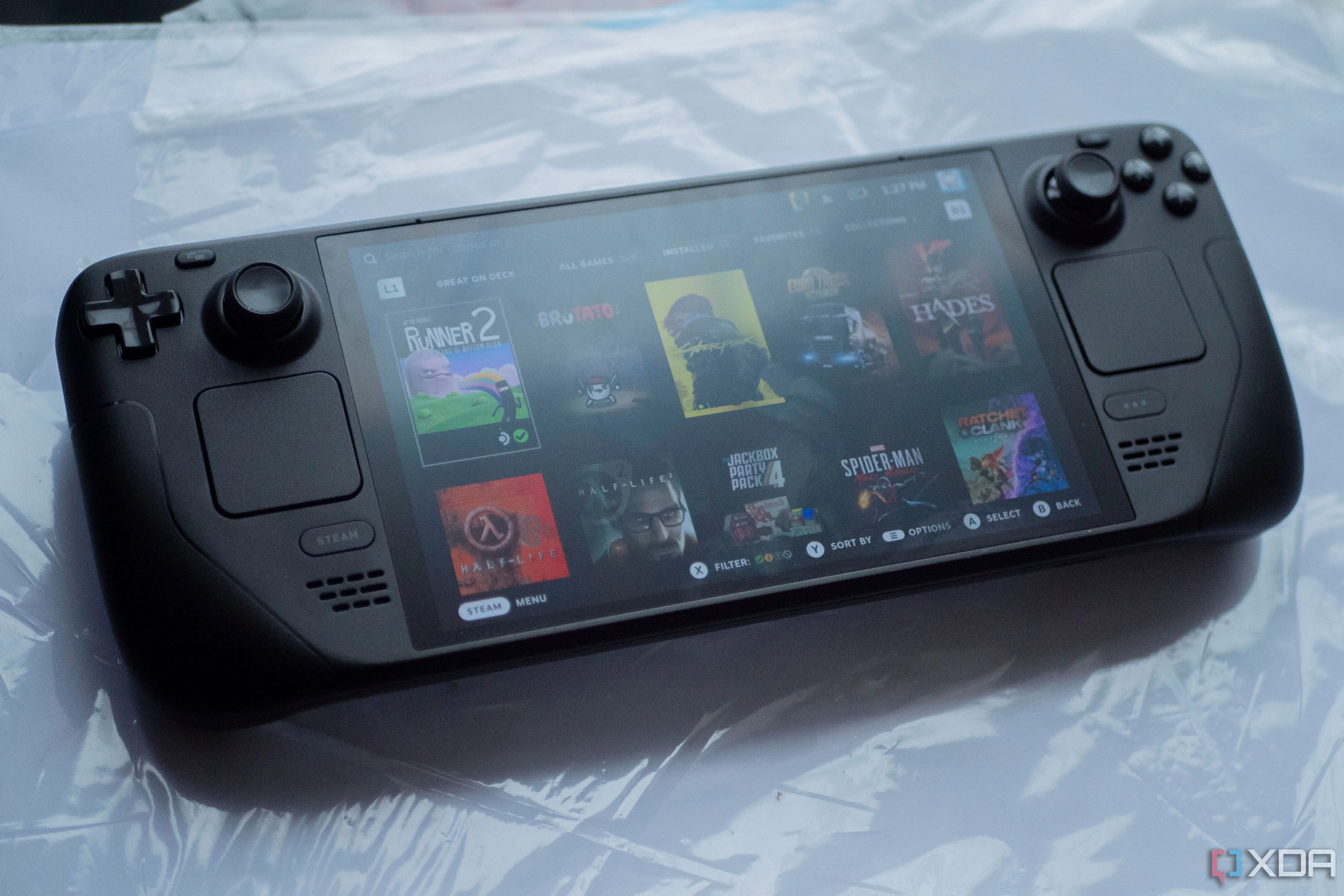 Steam Deck OLED hiển thị nhiều trò chơi trên màn hình, tiềm năng cho một Steam Console.