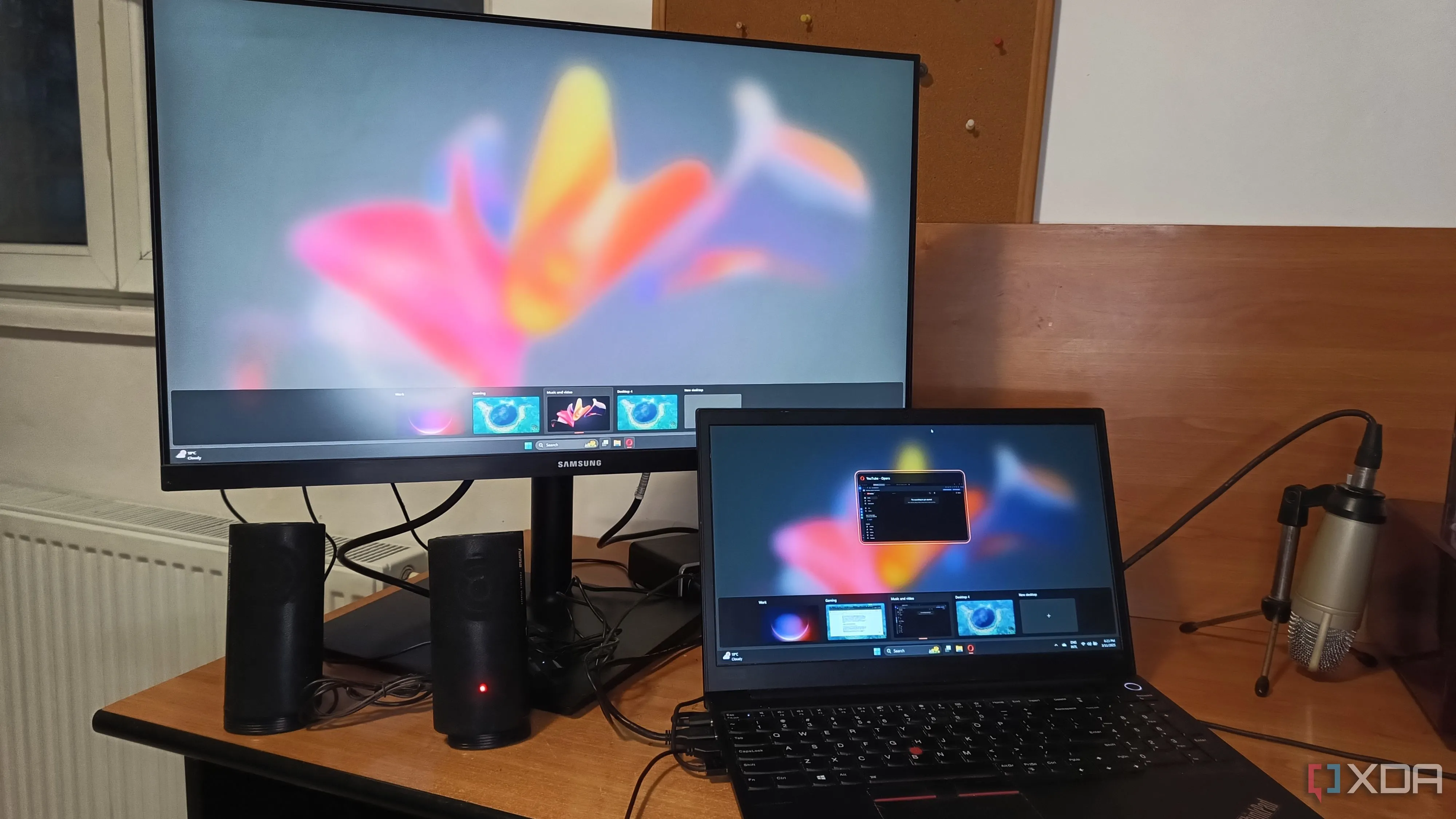 Sử dụng desktop ảo trên Windows 11 với hai màn hình hiển thị không gian làm việc rộng hơn