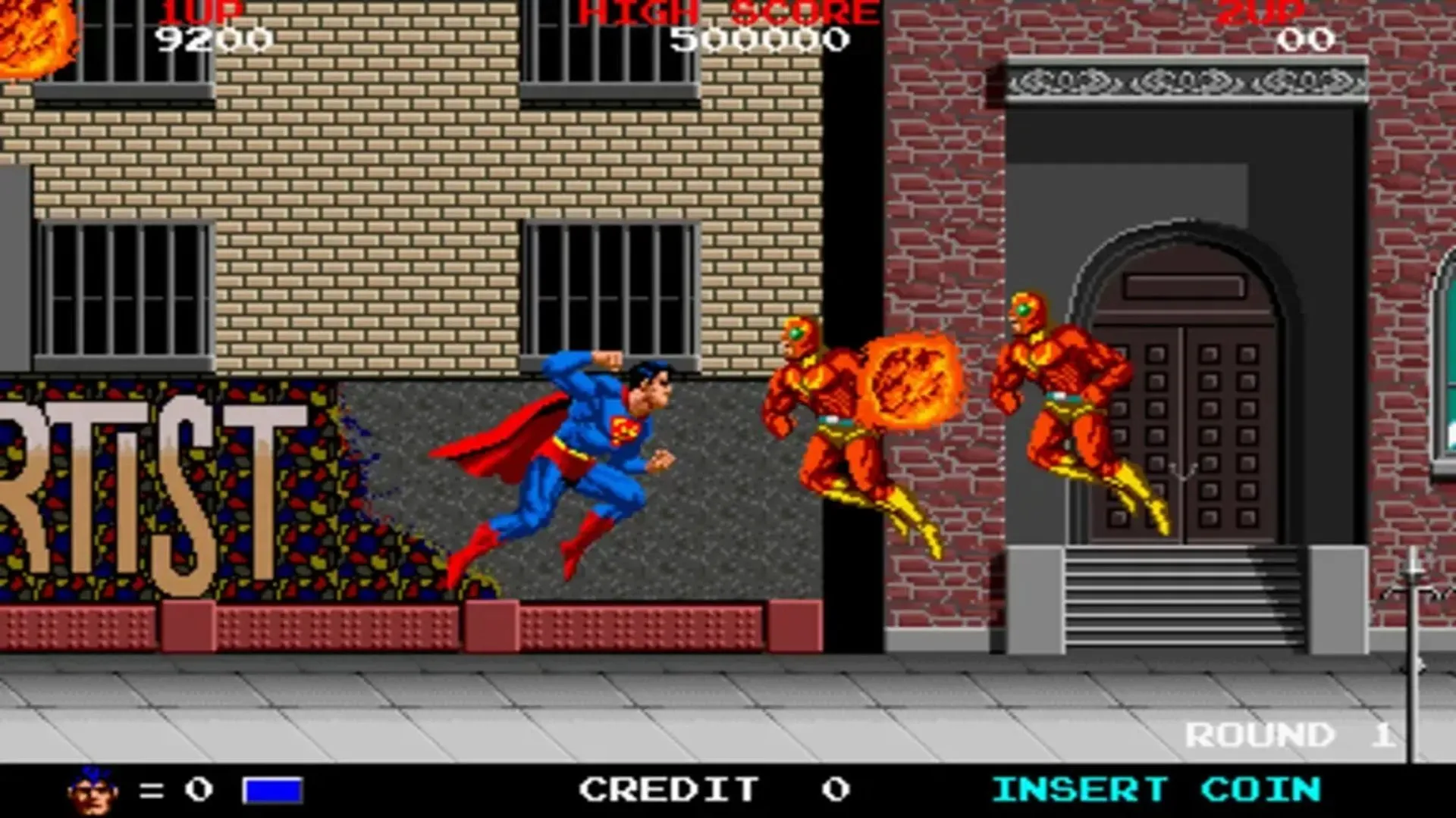 Superman chiến đấu với kẻ thù trên đường phố Metropolis trong game arcade Superman: The Video Game (1988) của Taito.