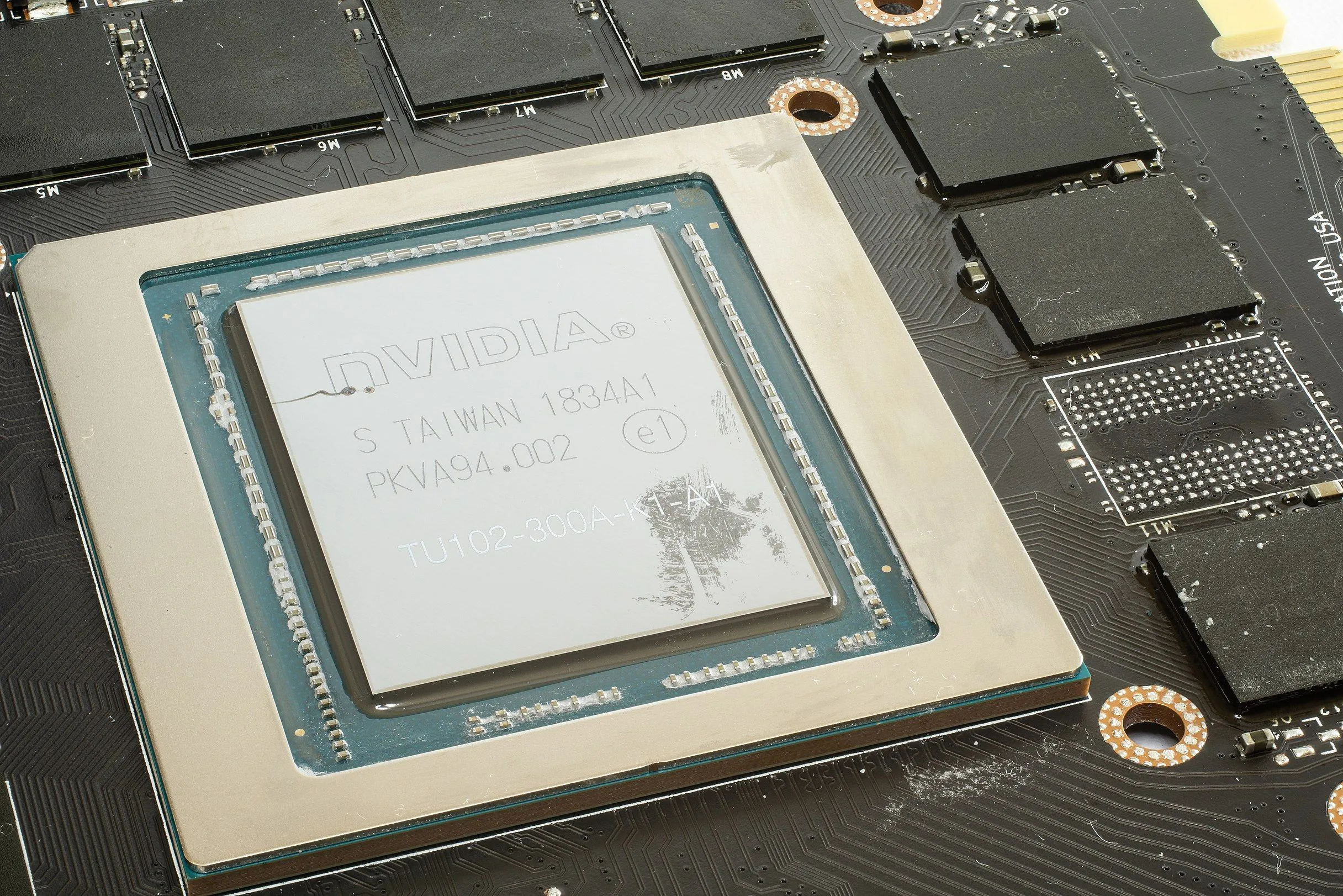 Tấm bán dẫn GPU và các chip nhớ VRAM (bộ nhớ đồ họa) xung quanh, minh họa tầm quan trọng của VRAM
