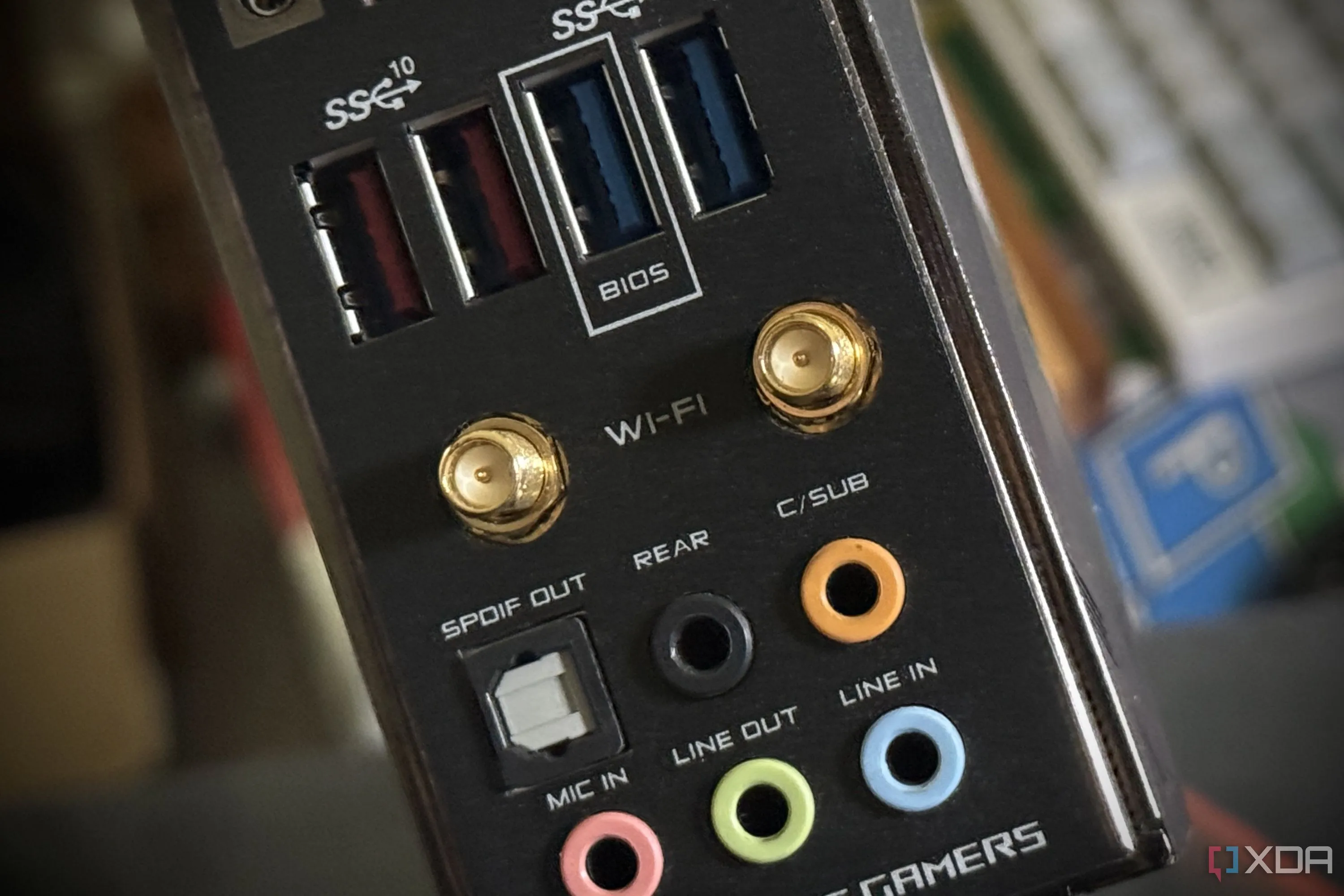 Tấm chắn I/O của bo mạch chủ hiển thị các đầu nối Wi-Fi