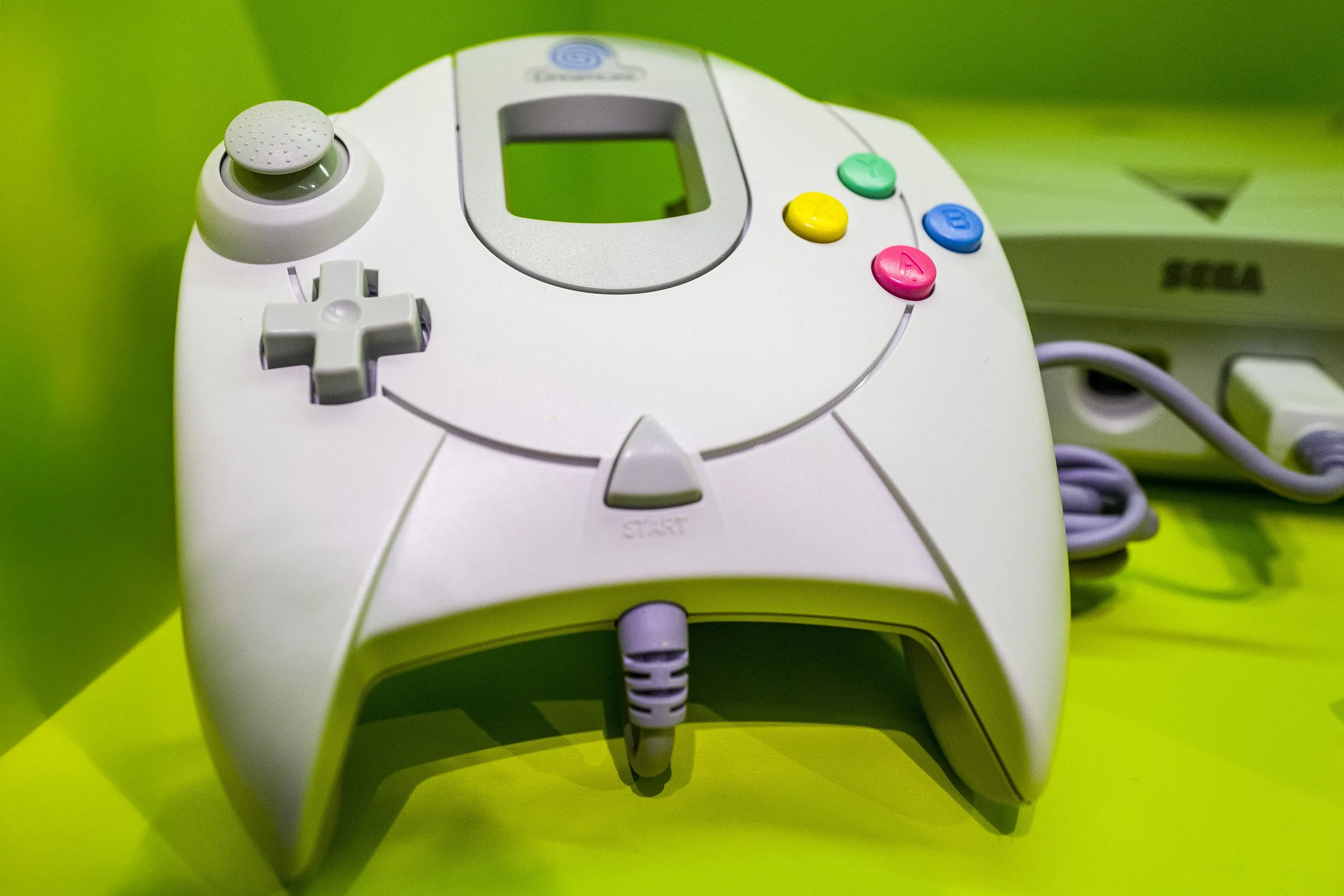 Tay cầm điều khiển Sega Dreamcast với thiết kế đặc trưng và VMU