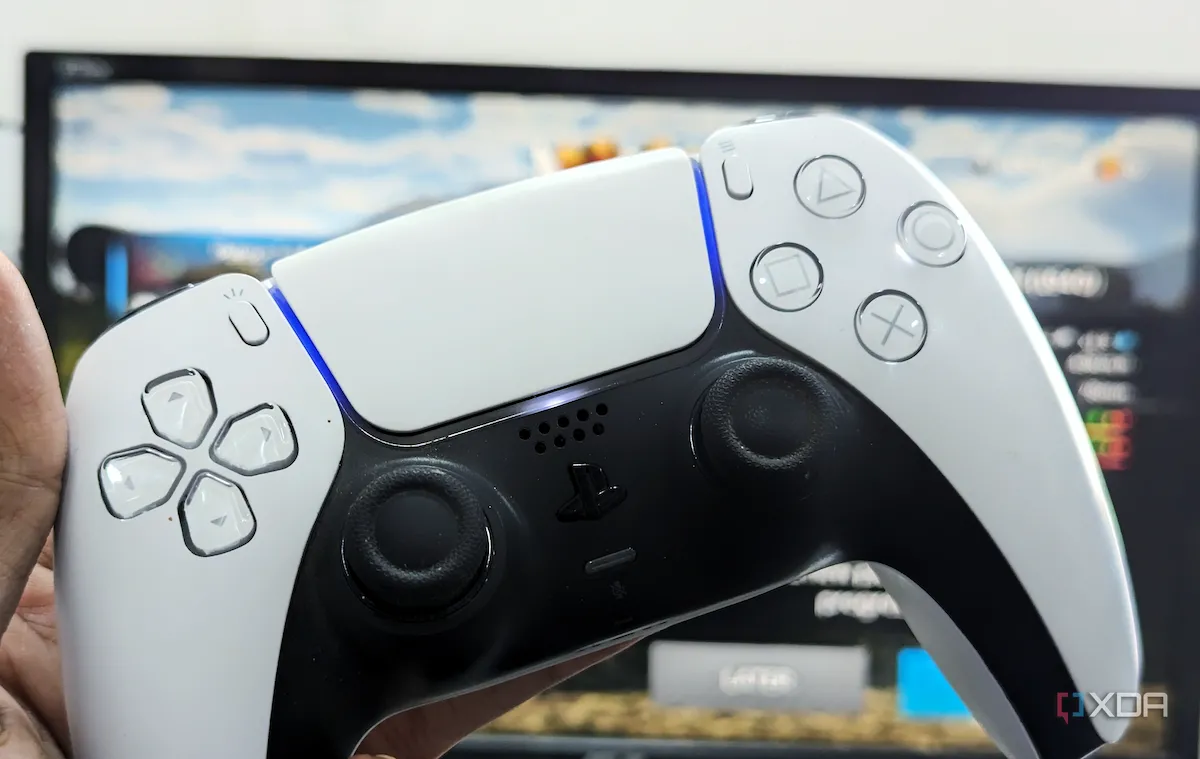 Tay cầm DualSense của PlayStation kết nối với màn hình chơi game, minh họa trải nghiệm game trên hệ máy này.