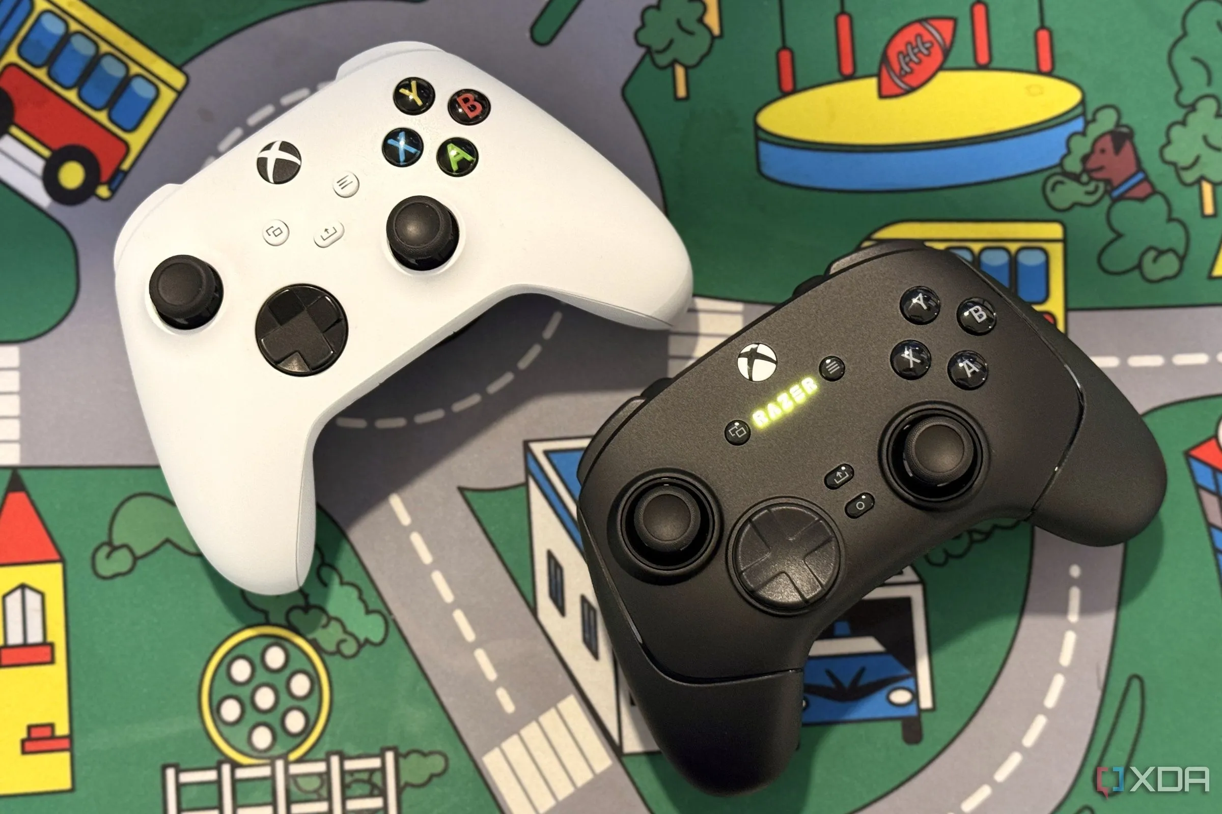 Tay cầm Razer Wolverine V3 Pro và tay cầm Xbox, biểu tượng cho trải nghiệm chơi game trên nền tảng Xbox.