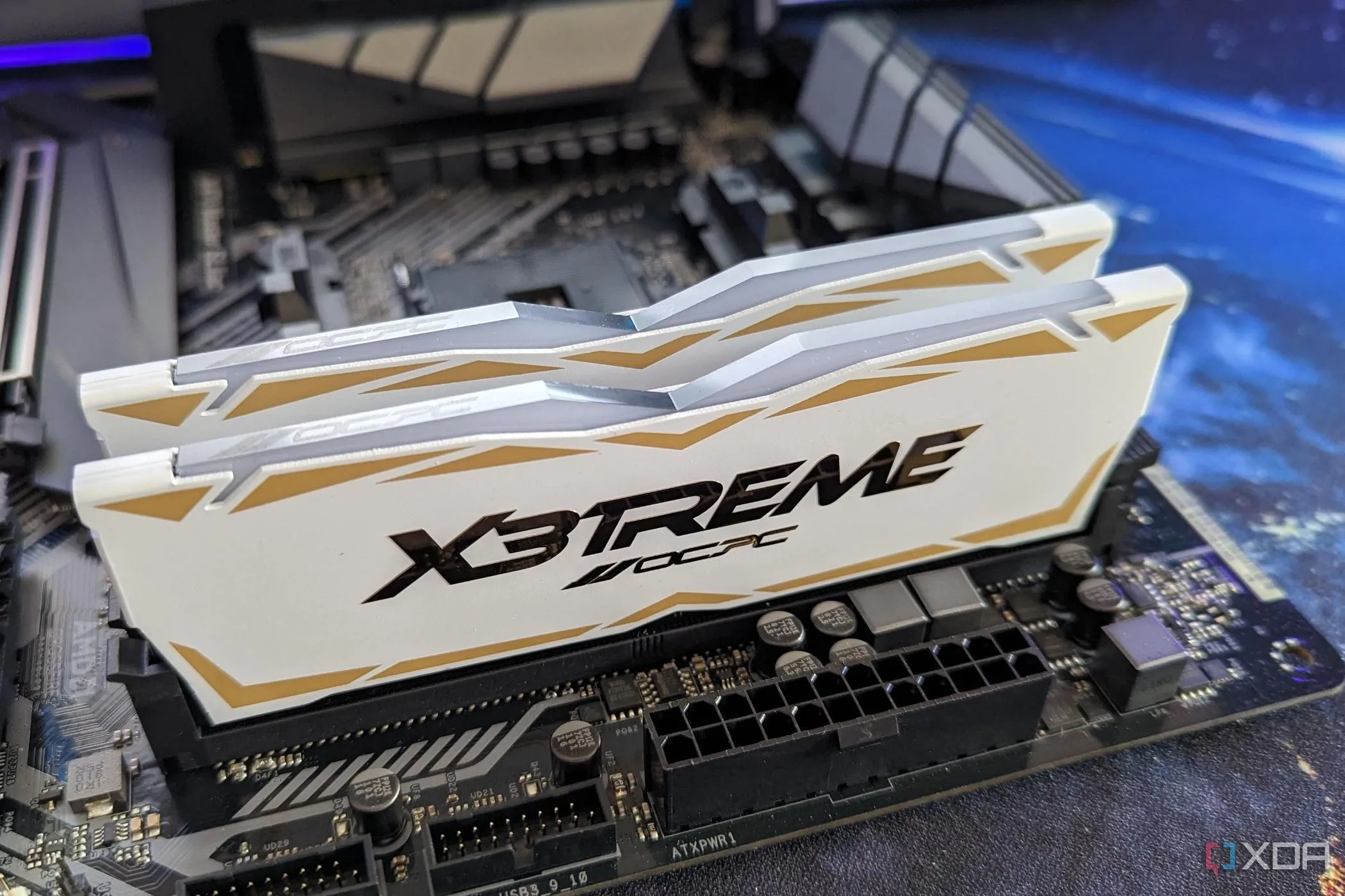 Thanh RAM DDR4 OCPC được gắn vào khe cắm trên bo mạch chủ