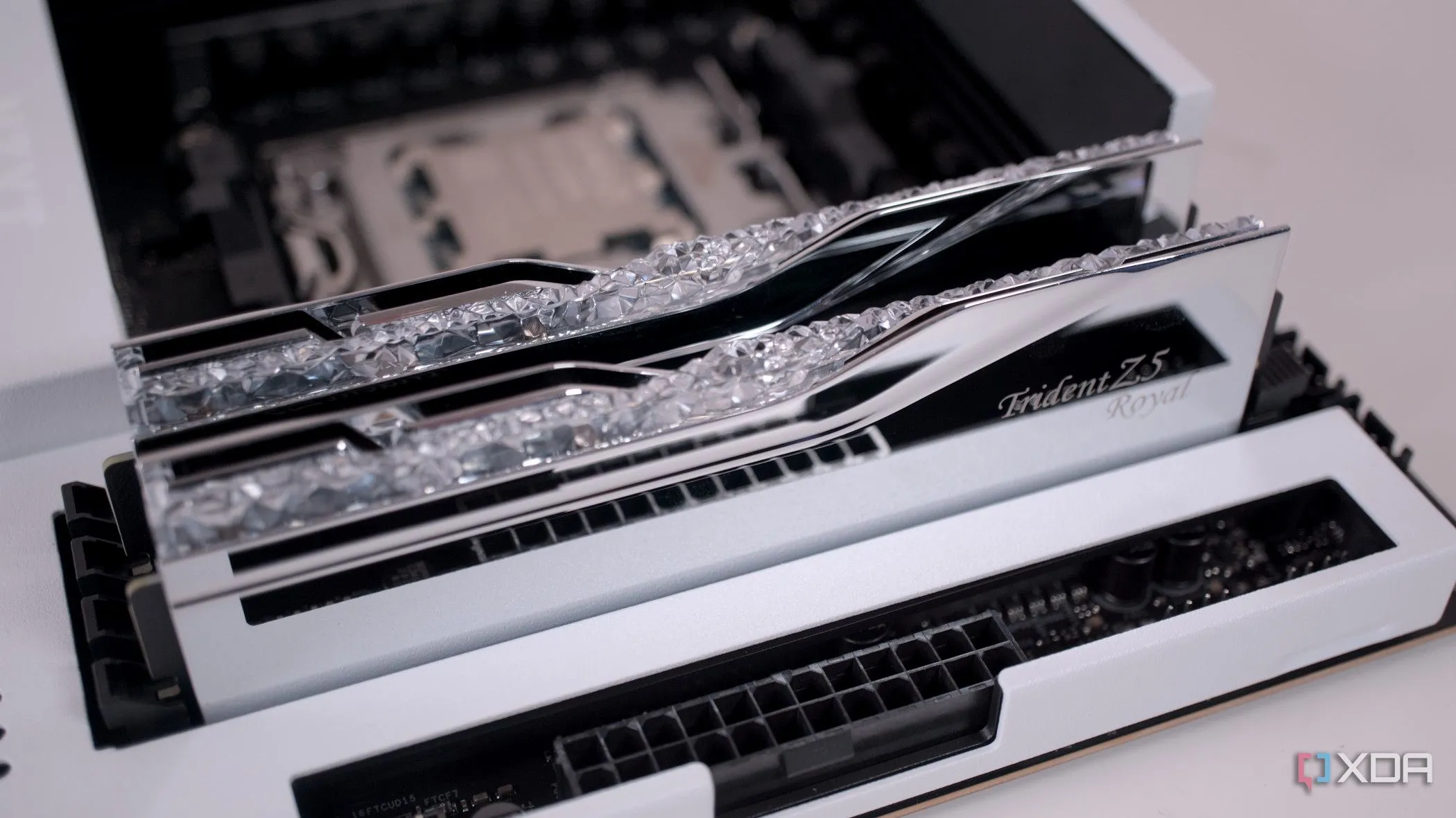 Thanh RAM được lắp vào khe cắm trên bo mạch chủ NZXT N7 B650E.