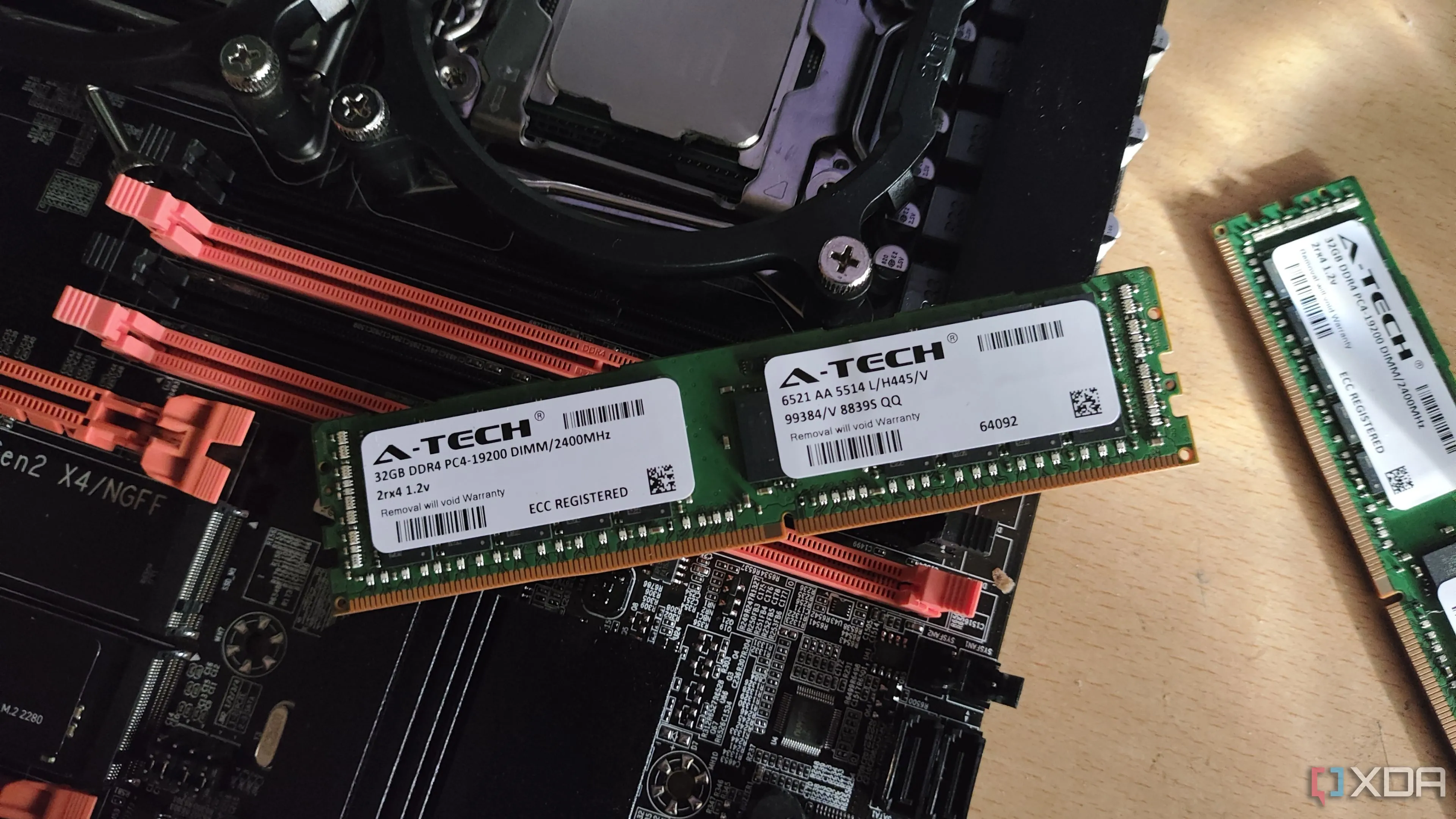 Thanh RAM ECC 32GB DDR4 nằm trên bo mạch chủ server X99, minh họa cho phần cứng chuyên dụng.