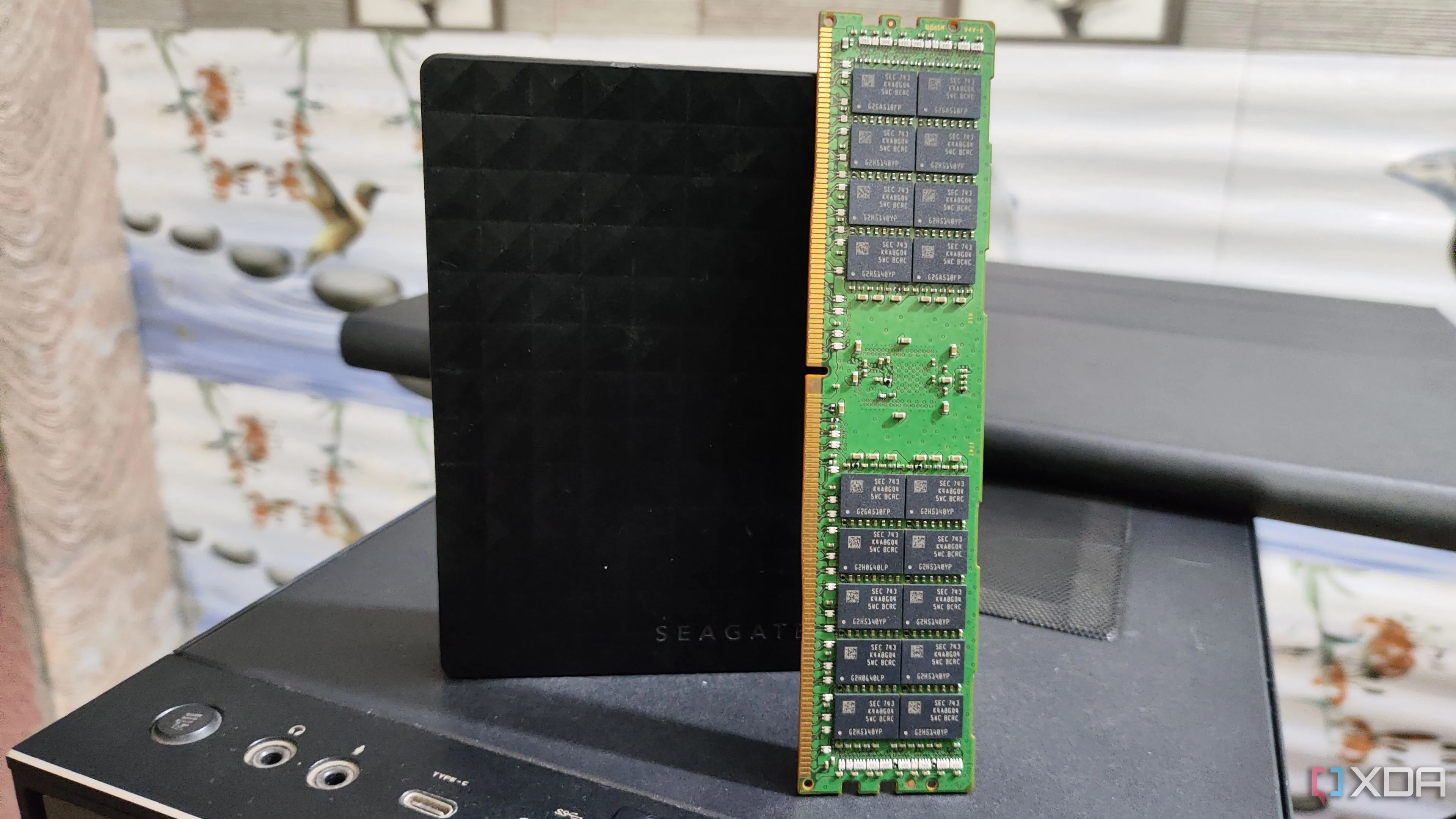 Thanh RAM ECC đặt trên ổ cứng HDD Seagate 2TB, minh họa cho nhu cầu ổn định của hệ thống lưu trữ và máy chủ.