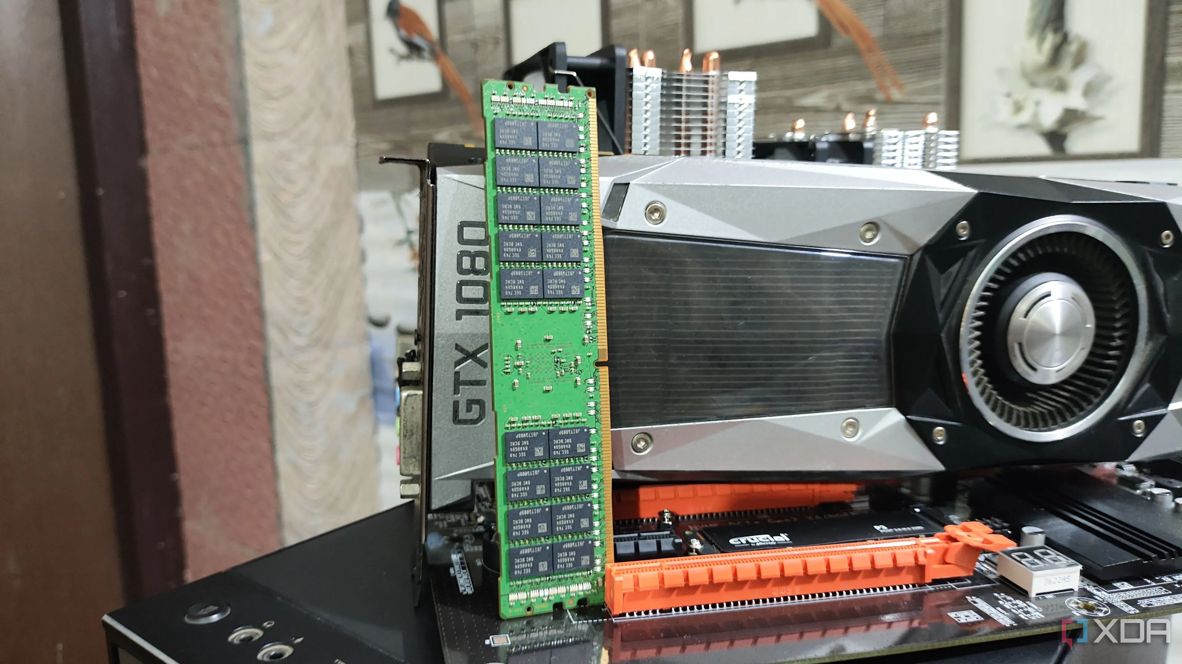 Thanh RAM ECC DDR4 32GB đặt cạnh card đồ họa GTX 1080, thể hiện sự kết hợp giữa các linh kiện trong hệ thống.