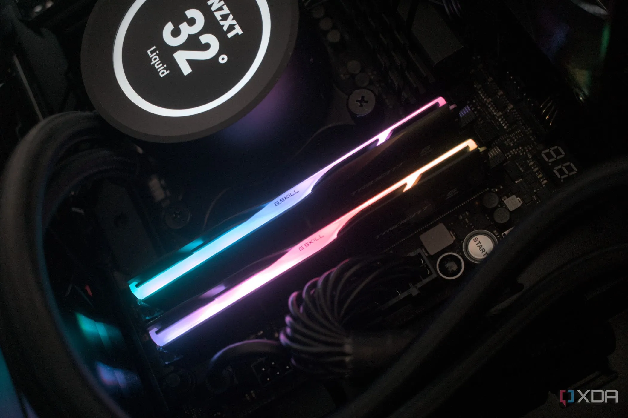Thanh RAM G.Skill Trident Z5 RGB DDR5-7200 được cài đặt trên bo mạch chủ PC.