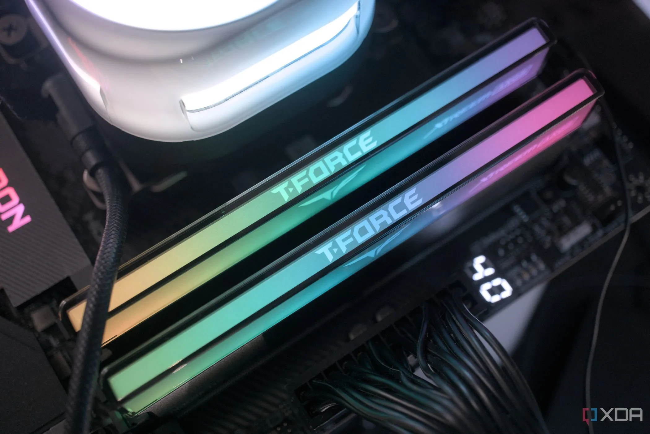 Thanh RAM TeamGroup T-FORCE XTREEM ARGB DDR5 được lắp đặt trên hệ thống, thể hiện sự mạnh mẽ của bộ nhớ hiệu năng cao.
