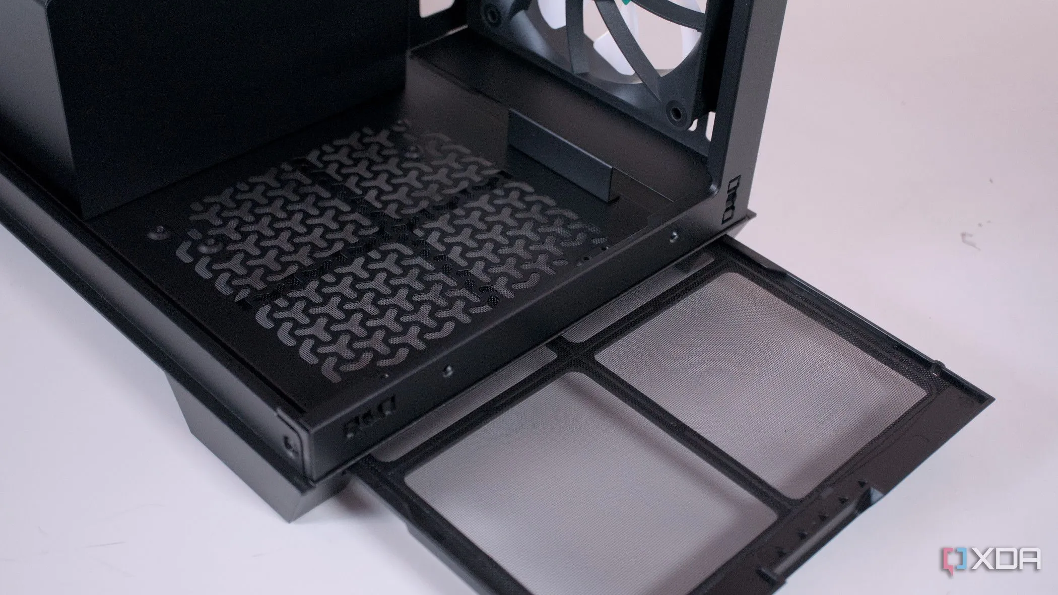 Tháo lưới lọc bụi đáy case PC Corsair 3500X ARGB để vệ sinh
