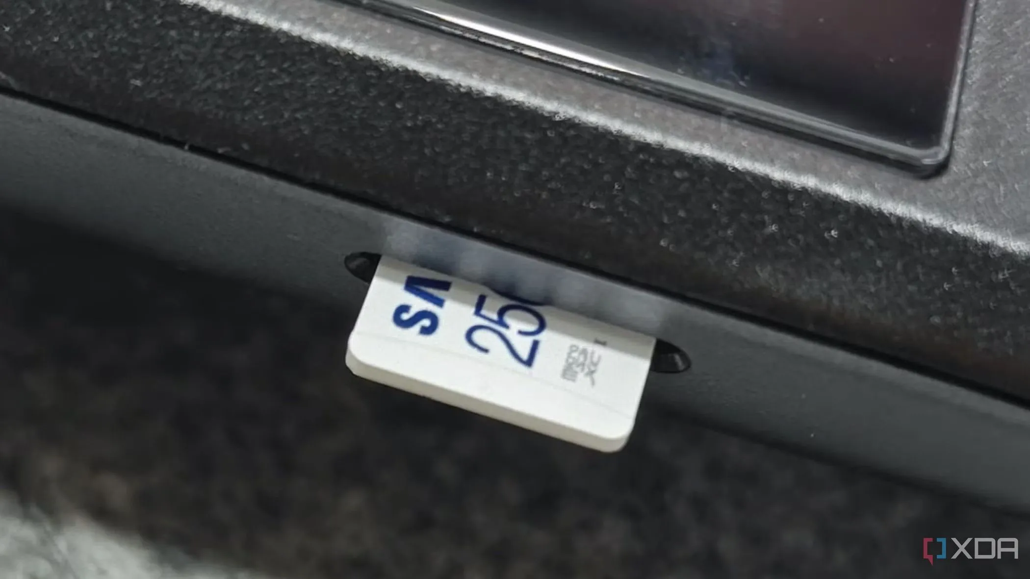 Thẻ nhớ MicroSD được lắp vào thiết bị Steam Deck, minh họa cách mở rộng dung lượng lưu trữ cho máy tính