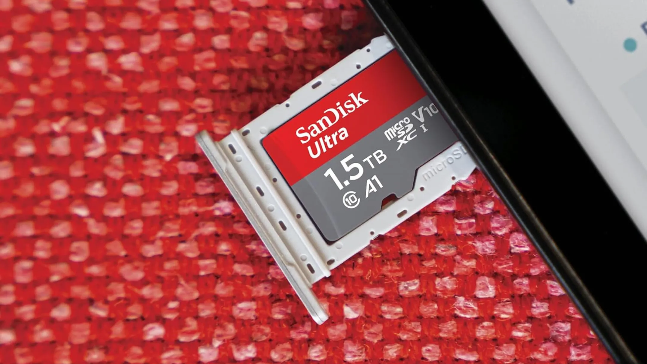 Thẻ nhớ SanDisk Ultra microSDXC UHS-I 1.5TB lắp trong khe cắm thẻ, thể hiện tùy chọn lưu trữ dung lượng cao