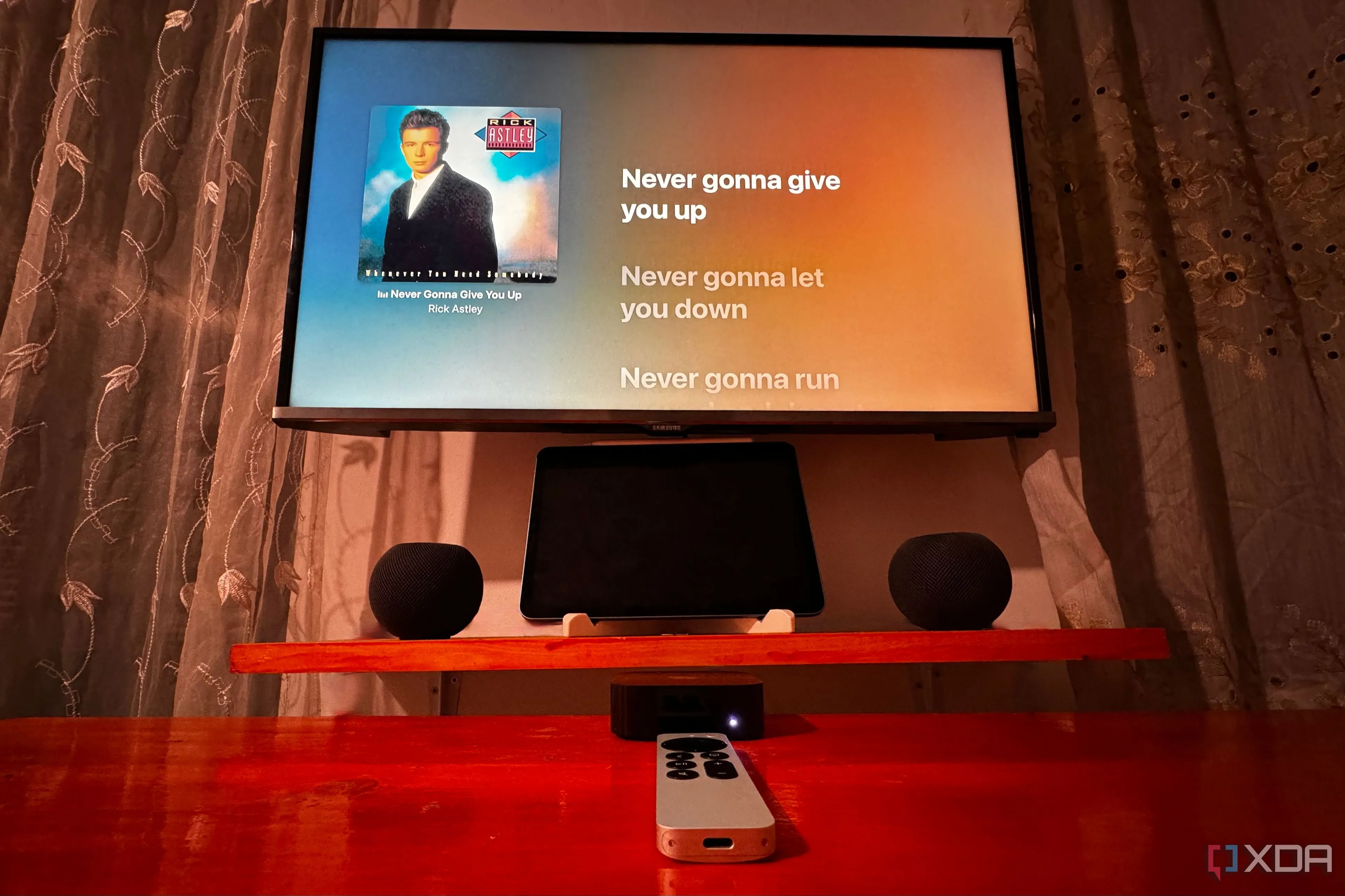 Thiết bị Apple TV và HomePod mini trong không gian giải trí gia đình