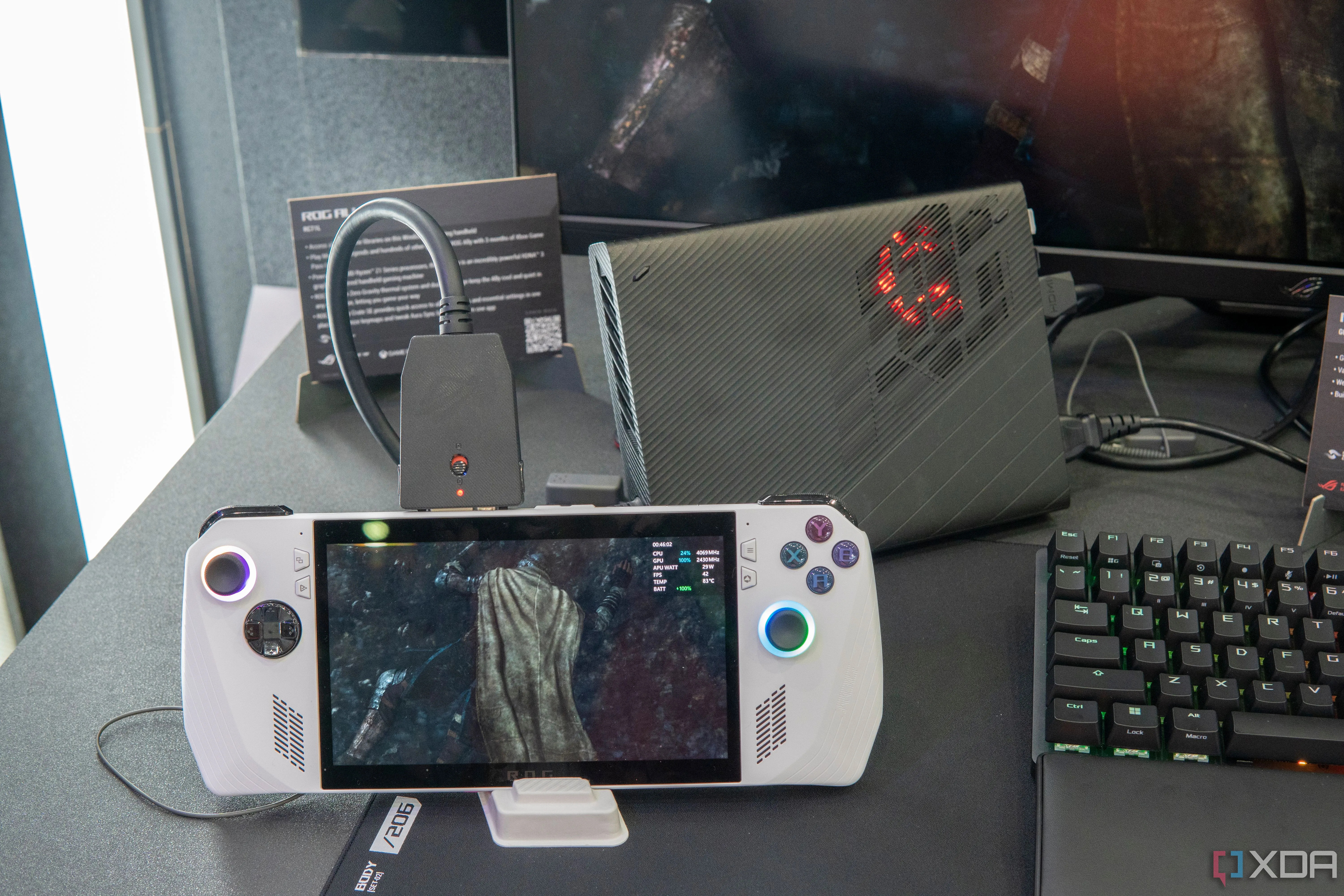 Thiết bị chơi game cầm tay Asus ROG Ally kết nối với card đồ họa ngoài Asus ROG XG Mobile, minh họa khả năng nâng cao trải nghiệm gaming trên thiết bị di động