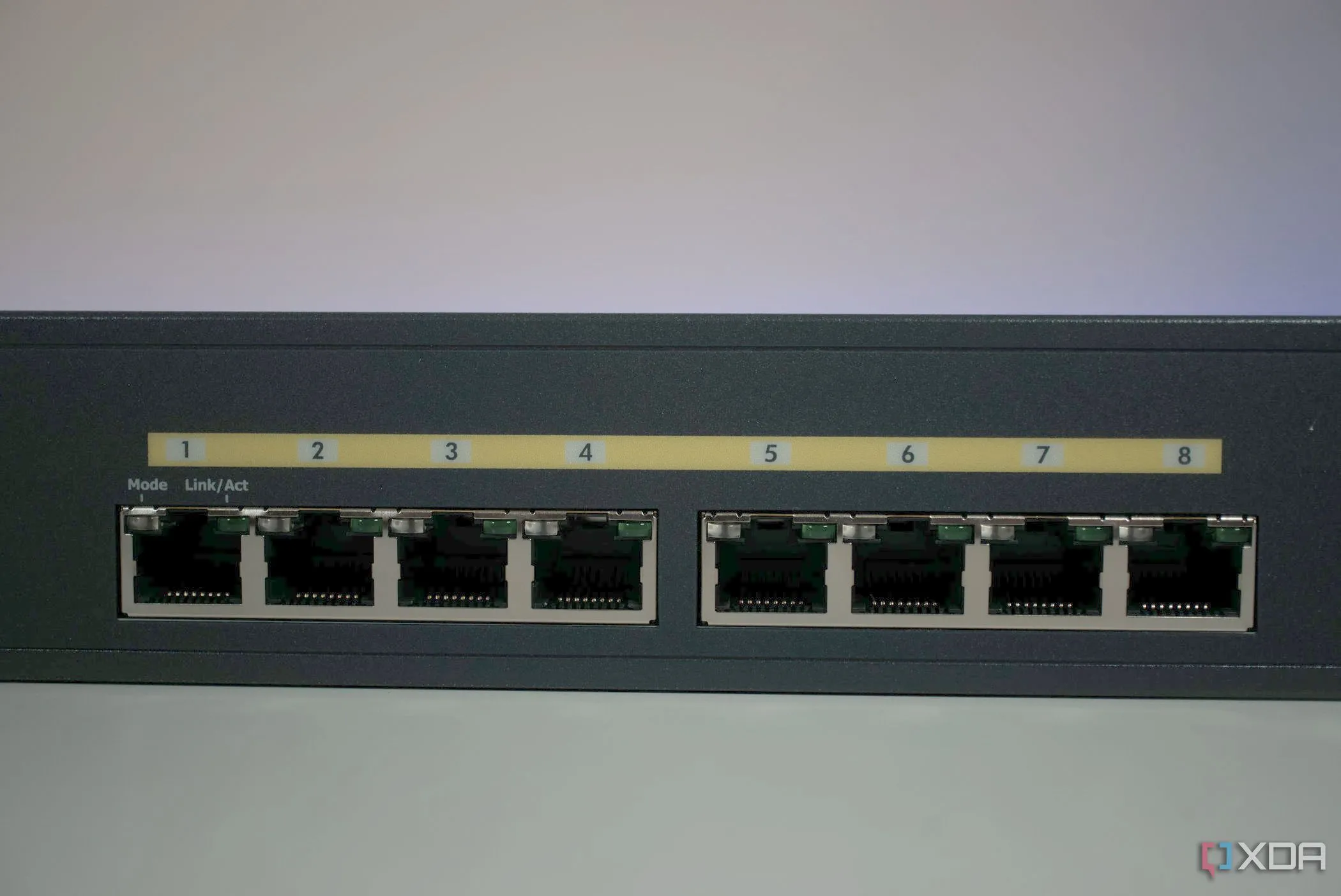 Thiết bị chuyển mạch EnGenius ECS112FP với các cổng PoE ở mặt trước