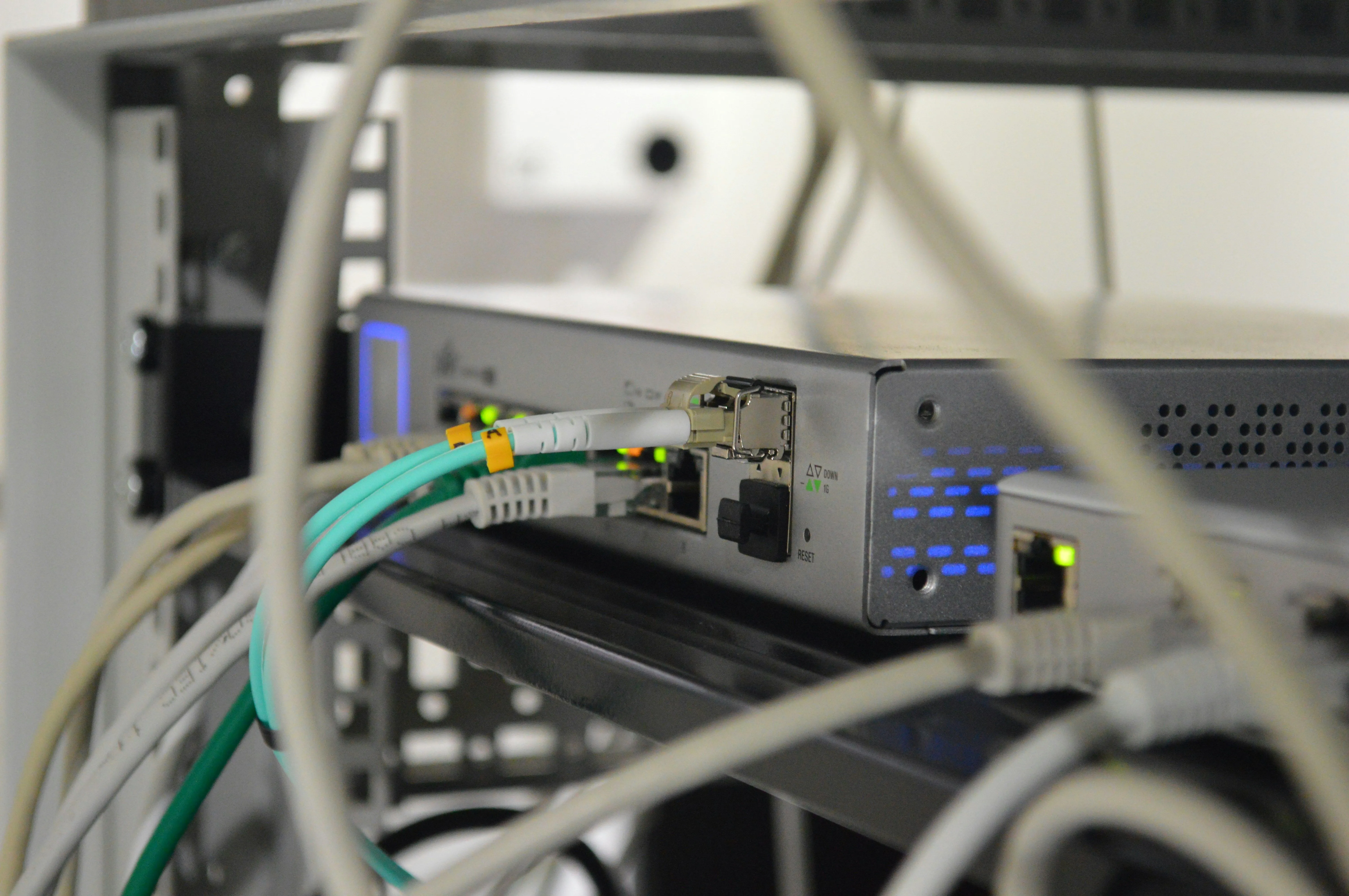 Thiết bị định tuyến mạng (router) chuyên nghiệp, đại diện cho hệ thống mạng gia đình lai (hybrid network)