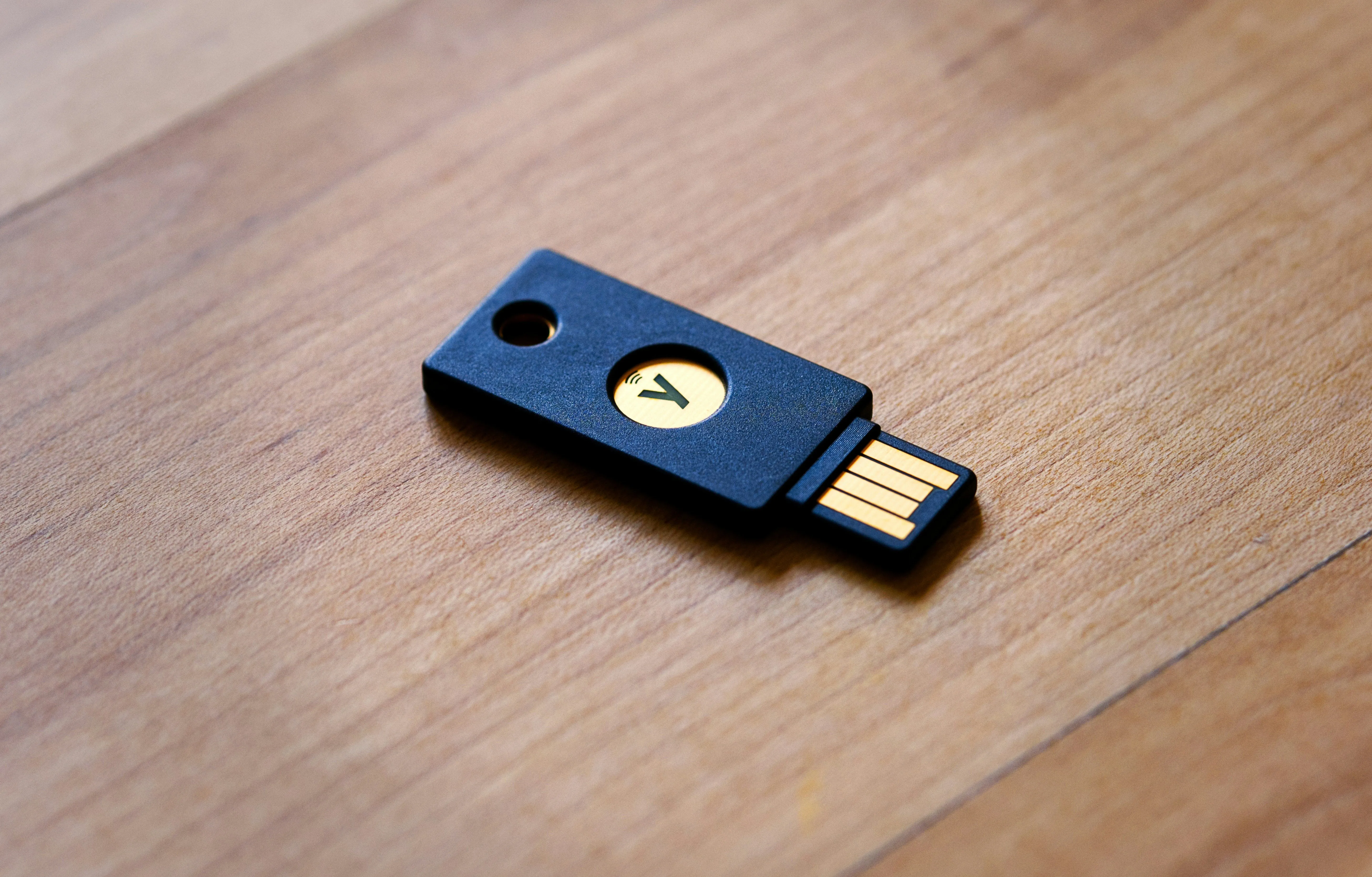 Thiết bị khóa bảo mật vật lý YubiKey, biểu tượng của các phương pháp xác thực không mật khẩu và bảo mật nâng cao.