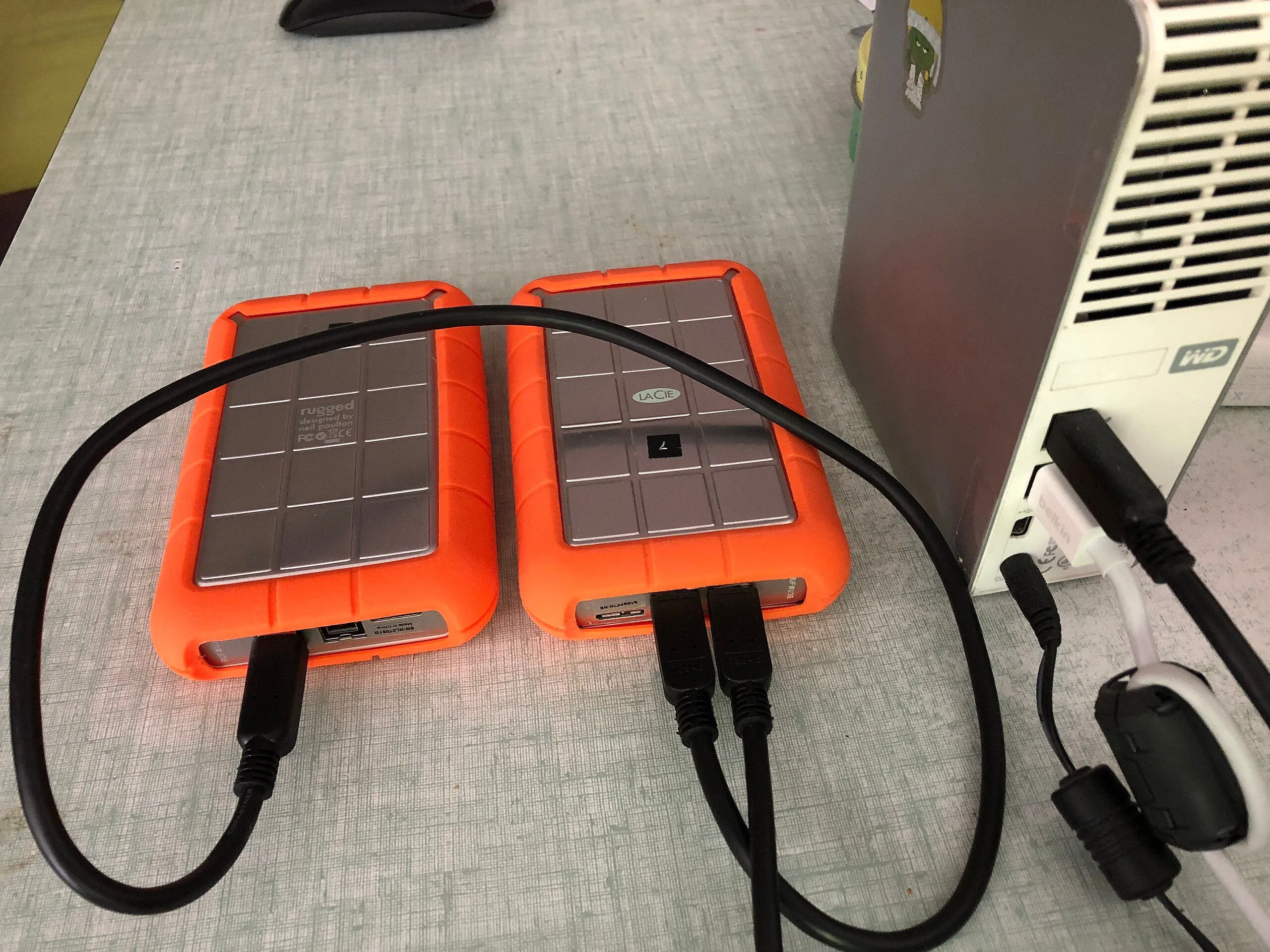 Thiết bị lưu trữ kết nối chuỗi qua cổng FireWire (IEEE 1394), thể hiện khả năng daisy chain
