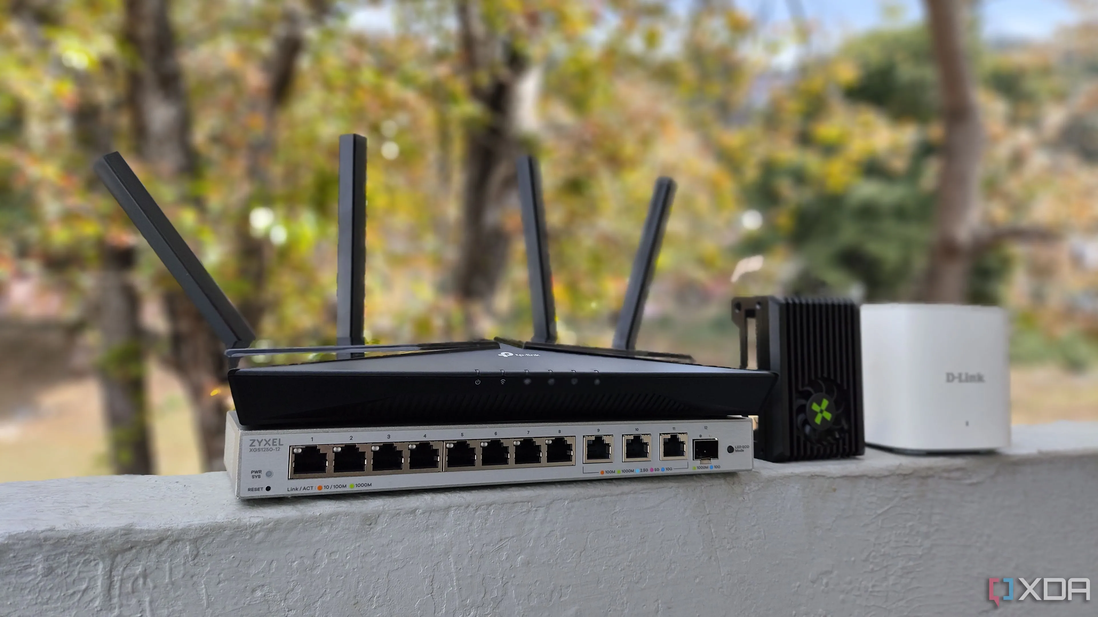 Thiết bị mạng bao gồm router TP-Link, switch Zyxel và Radxa X4 SBC minh họa hệ thống mạng gia đình