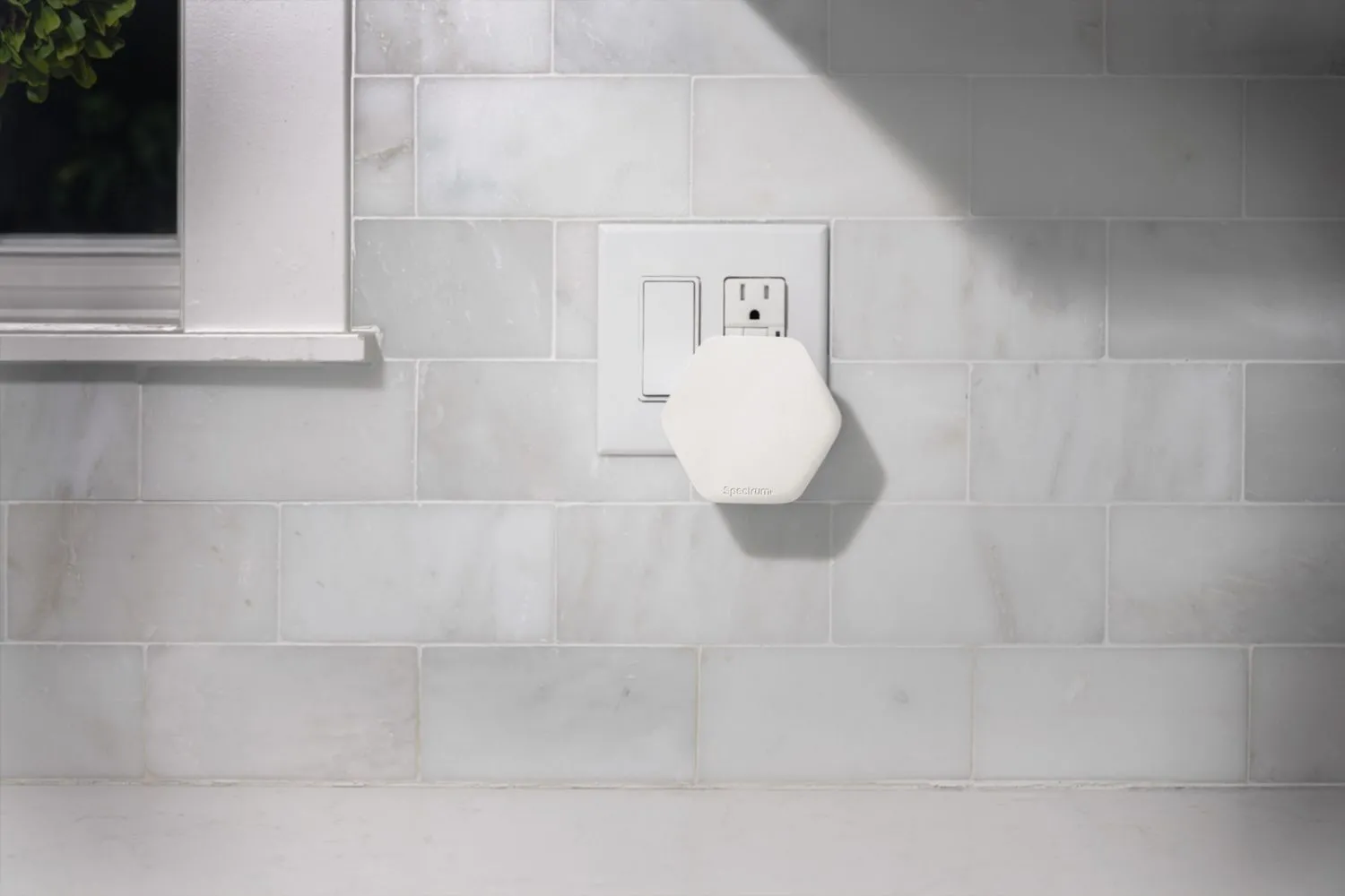 Thiết bị mesh Wi-Fi pod của Spectrum đang cắm điện, có thể được tận dụng làm cảm biến phát hiện chuyển động trong hệ thống an ninh mạng