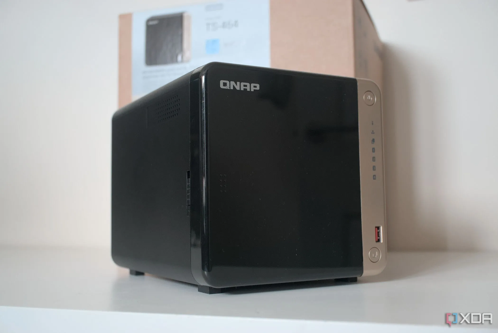 Thiết bị NAS QNAP TS-464, một lựa chọn phổ biến để quản lý ảnh và video cá nhân thay thế Synology Photos