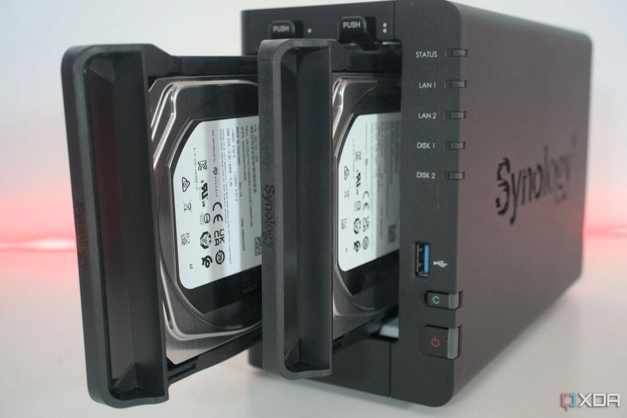 Thiết bị NAS Synology DiskStation D224+ với hai ổ cứng, minh họa một giải pháp đáng tin cậy để áp dụng quy tắc sao lưu 3-2-1.