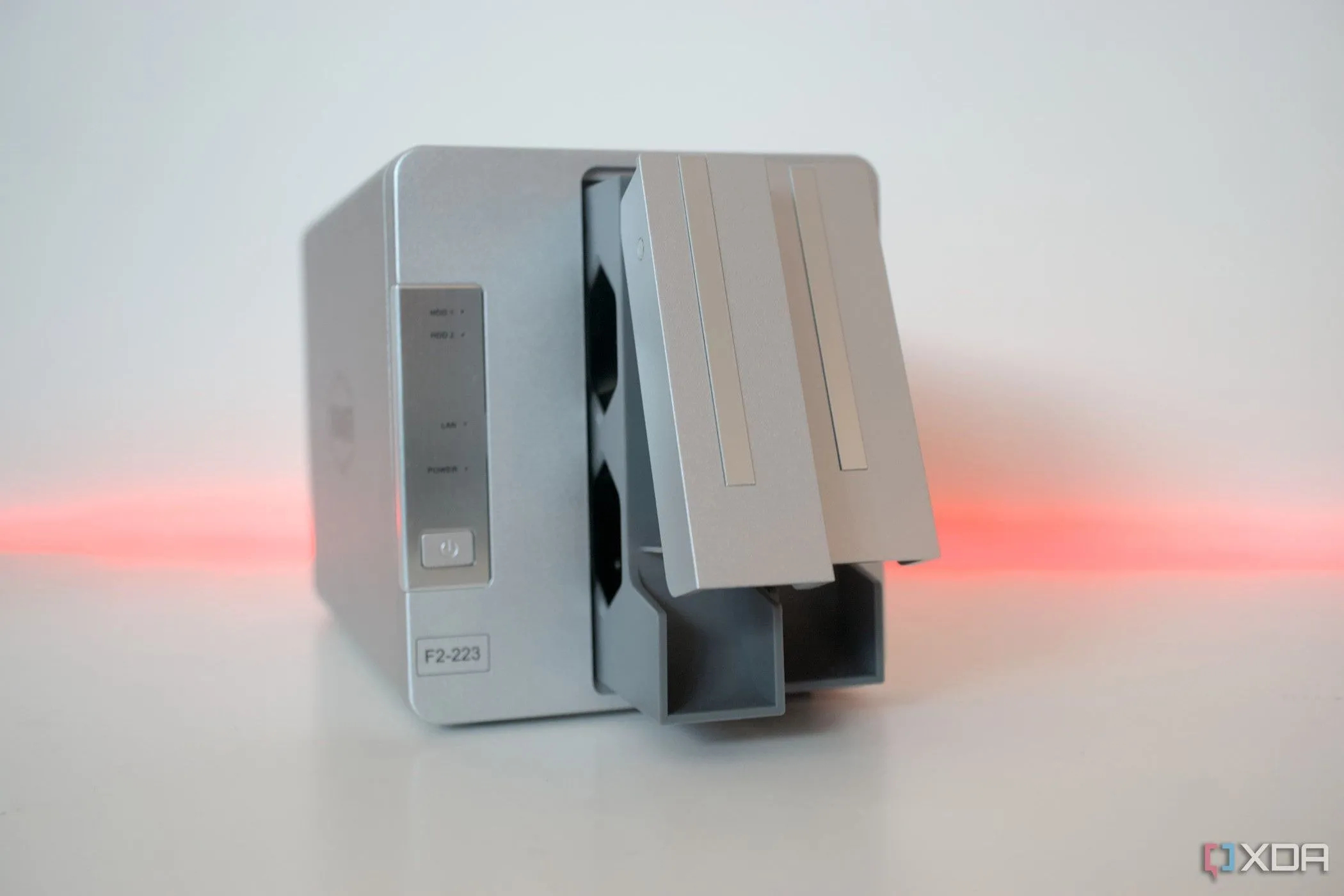 Thiết bị NAS TerraMaster F2-223, một giải pháp lưu trữ mạng tiện lợi cho việc sao lưu dữ liệu tại nhà.
