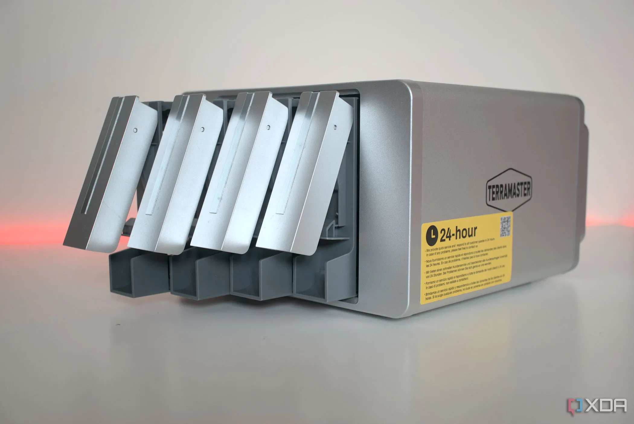Thiết bị NAS TerraMaster F4-423 với các khay ổ đĩa mở, minh họa giải pháp sao lưu dữ liệu cho NAS