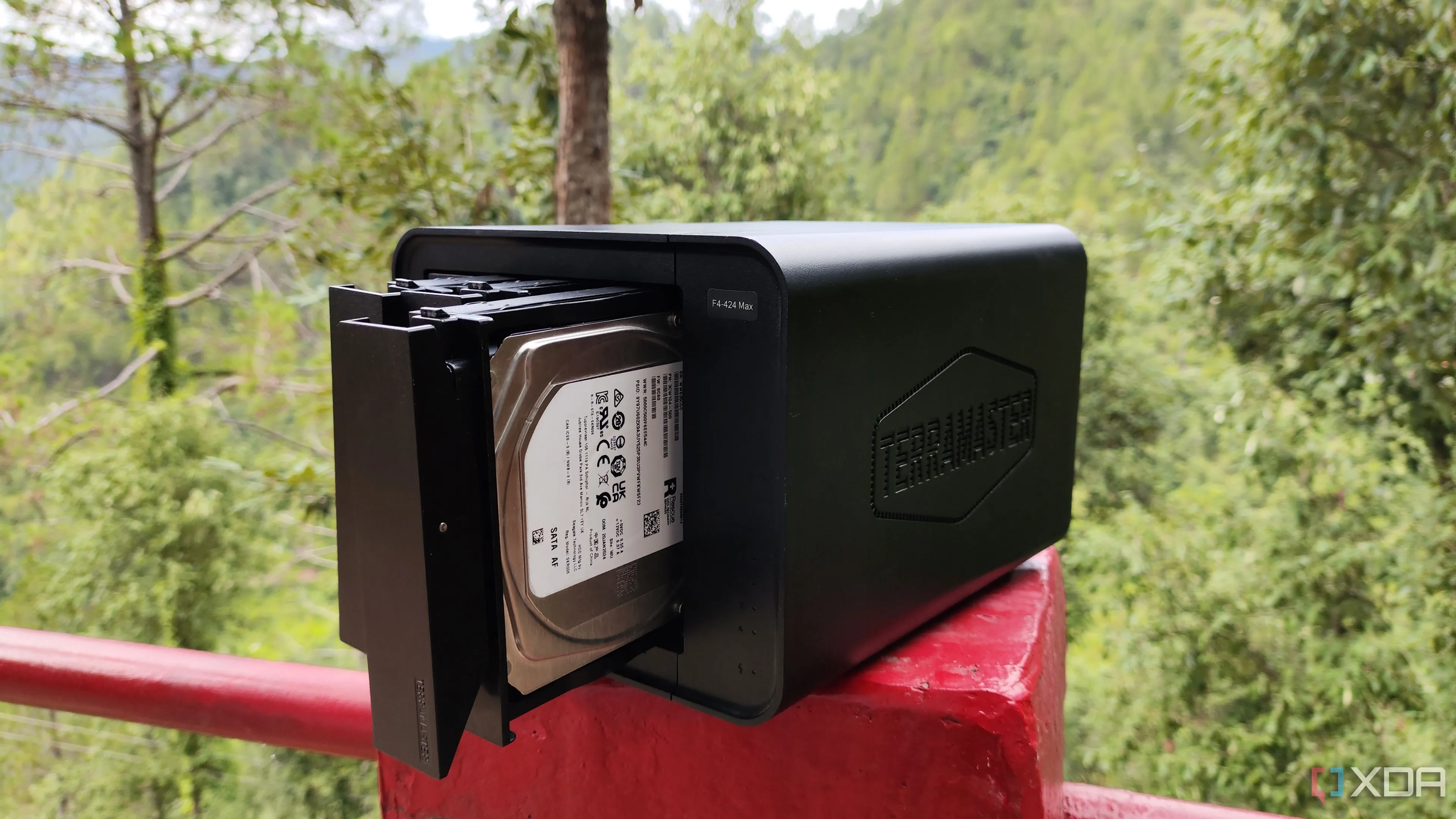 Thiết bị NAS TerraMaster F4-424 Max và ổ cứng