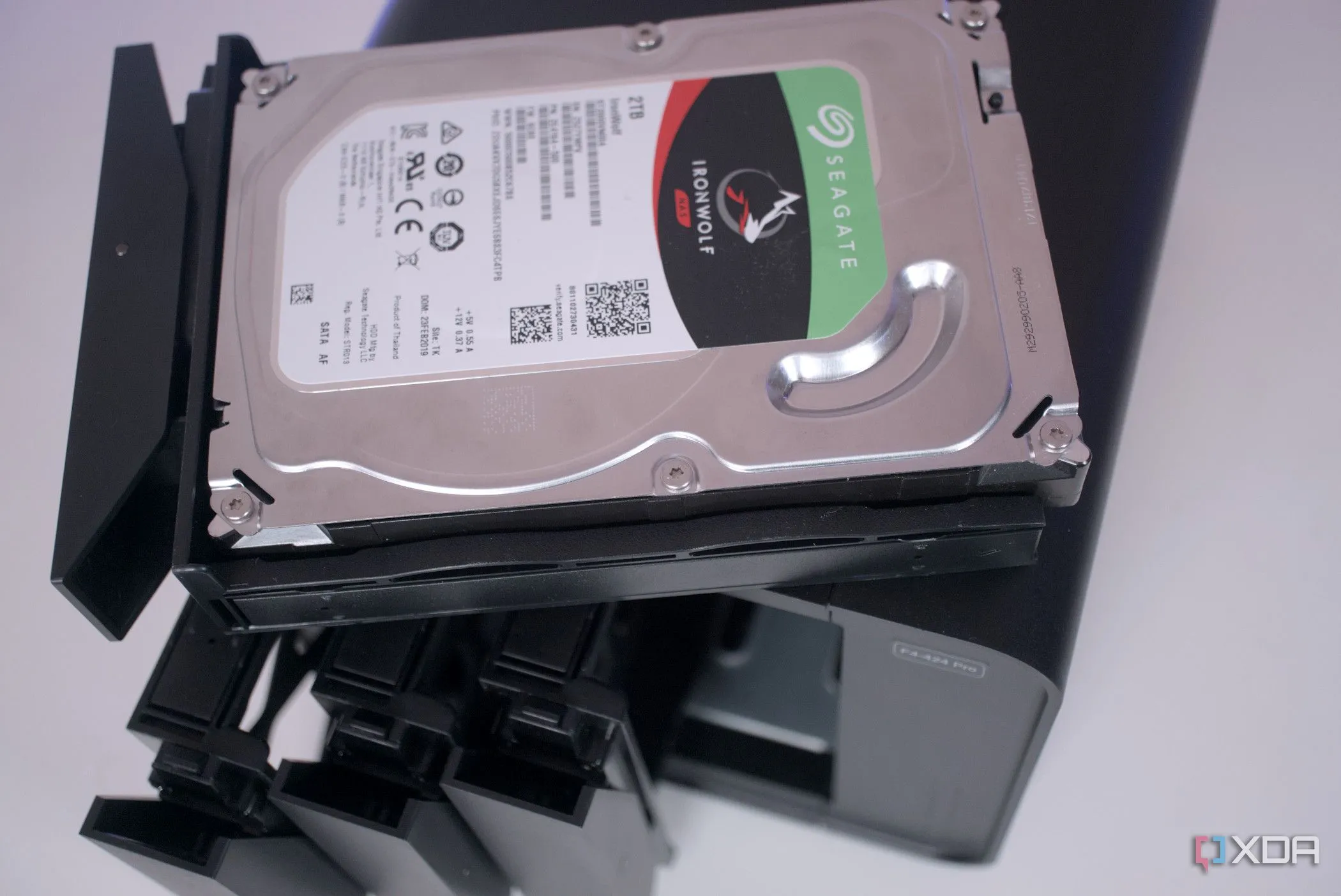 Thiết bị NAS TerraMaster F4-424 Pro với khay ổ cứng, thể hiện giải pháp lưu trữ cục bộ thay thế đám mây
