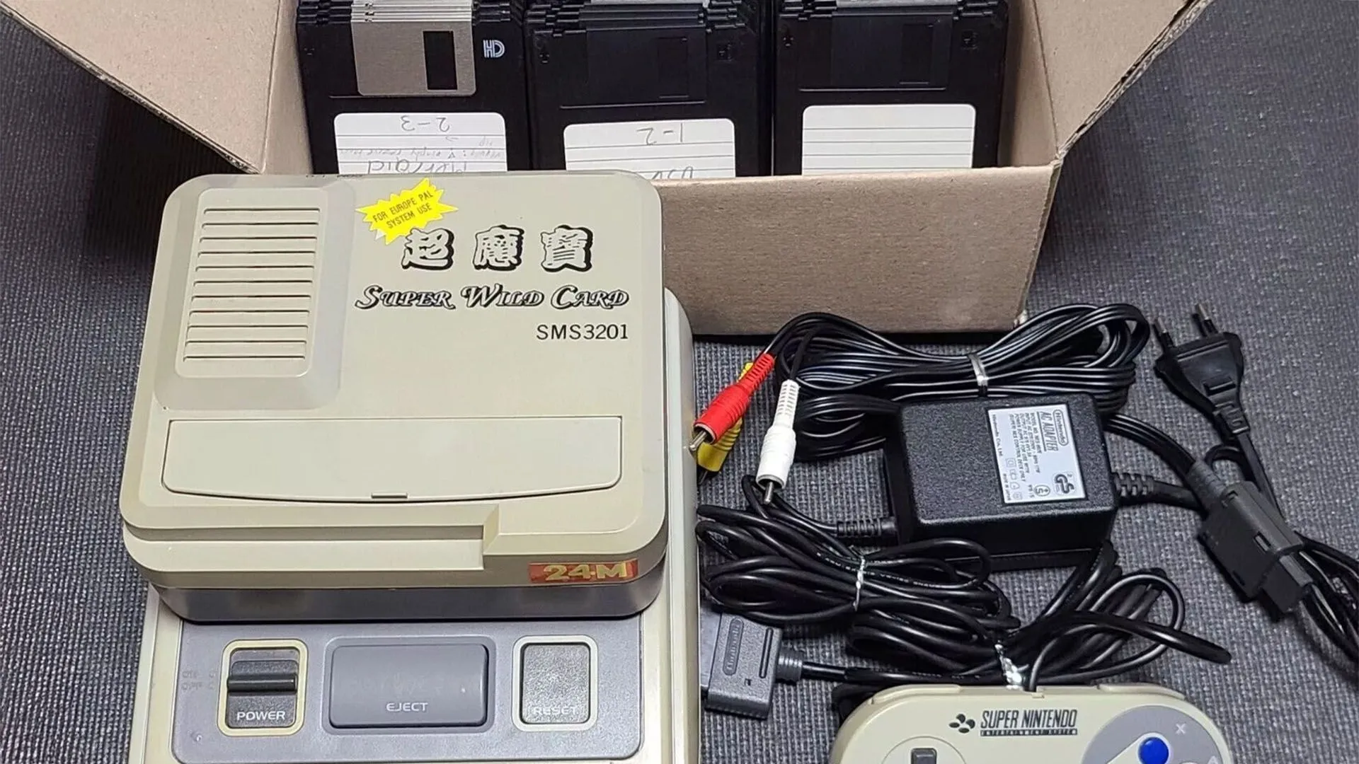 Thiết bị sao chép đĩa Super Wild Card cho SNES, minh họa phụ kiện game retro hiếm từ thập niên 90