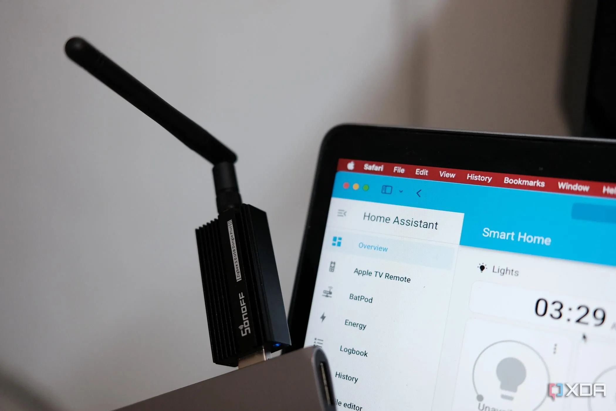Thiết bị Sonoff Zigbee dongle và giao diện Home Assistant trên MacBook minh họa việc tái sử dụng thiết bị nhà thông minh cũ
