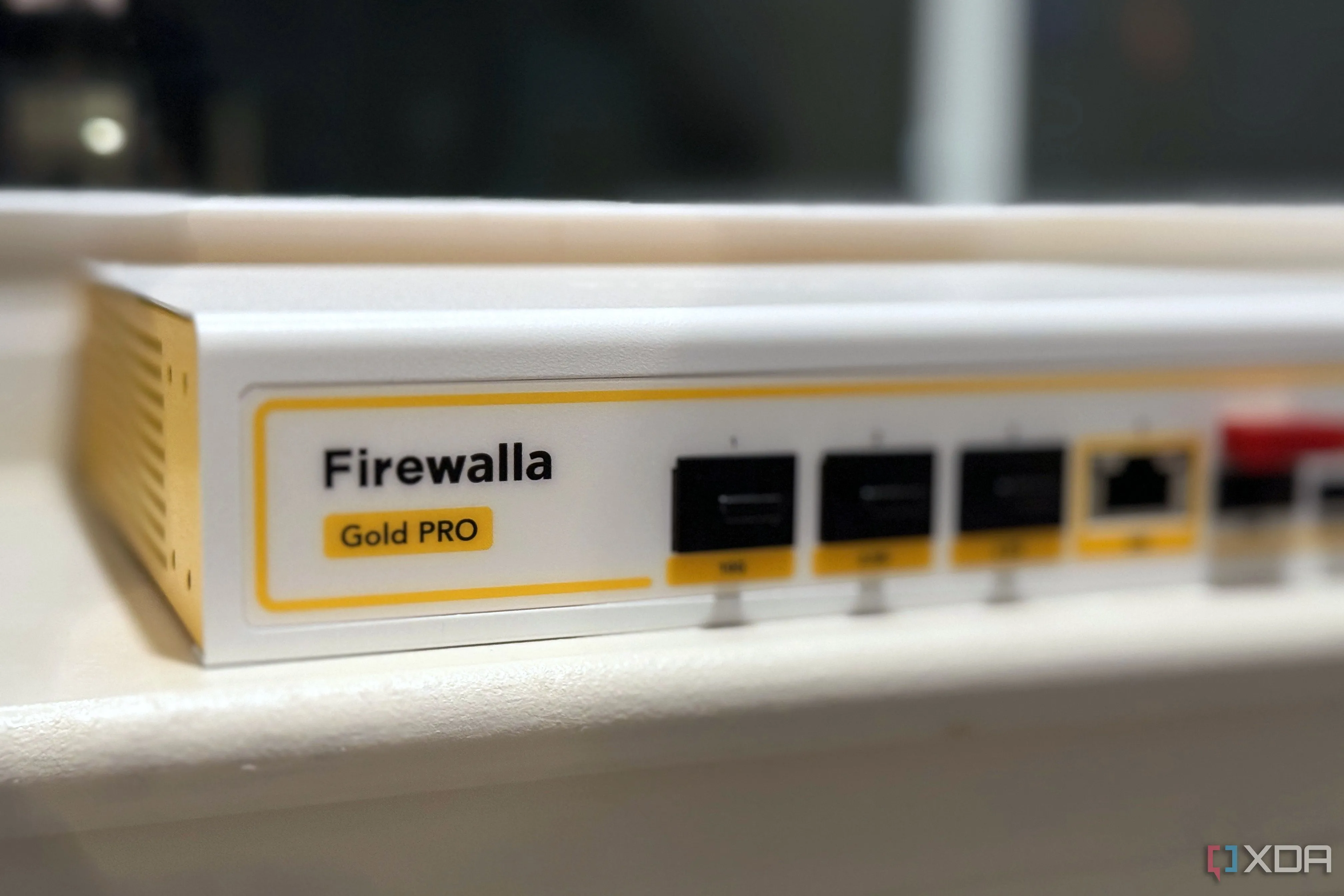 Thiết bị tường lửa Firewalla Gold Pro nhìn cận cảnh, minh họa giải pháp bảo mật cho home lab