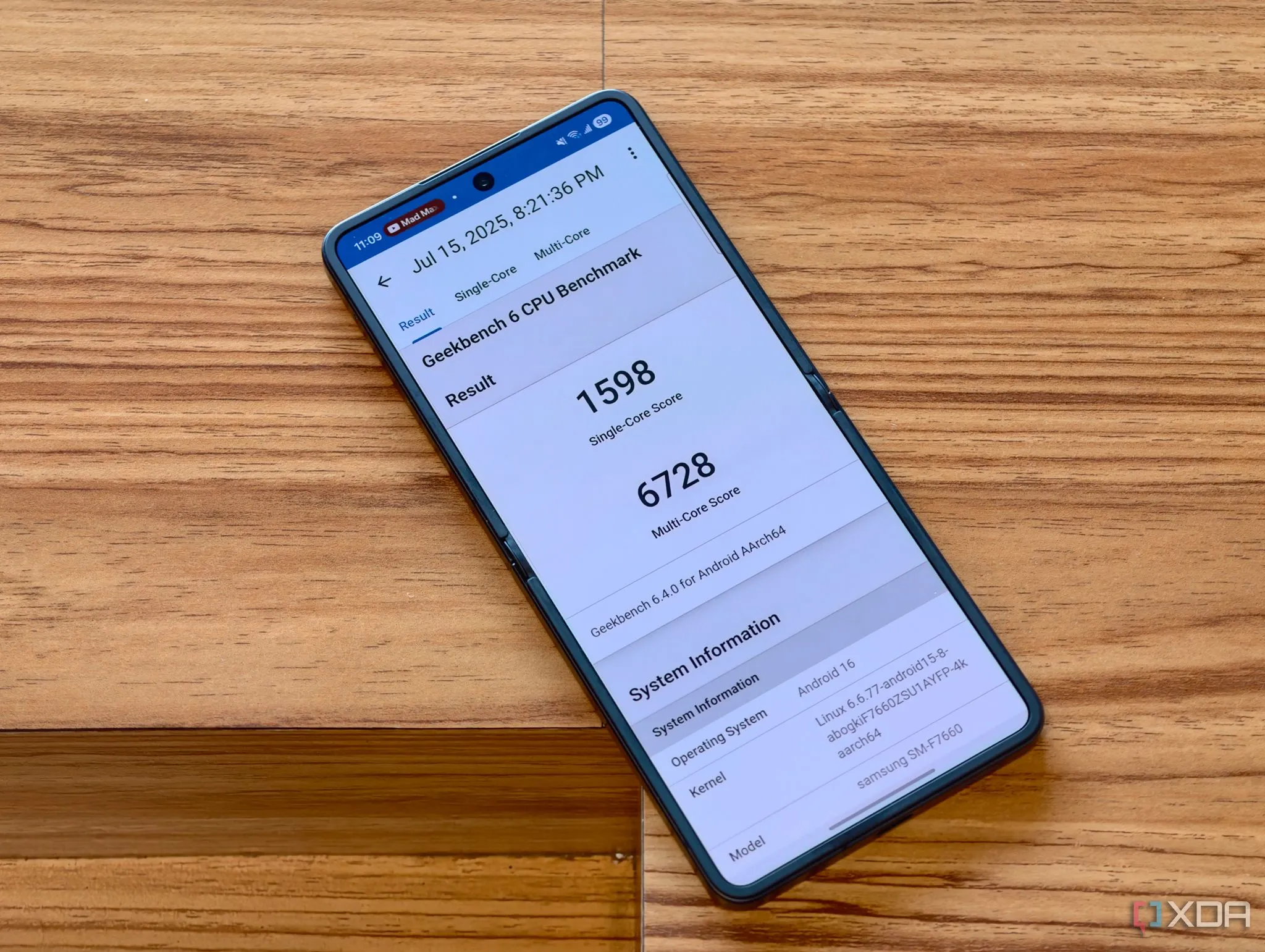 Thiết kế mặt lưng Samsung Galaxy Z Flip 7 màu xanh với chip Exynos