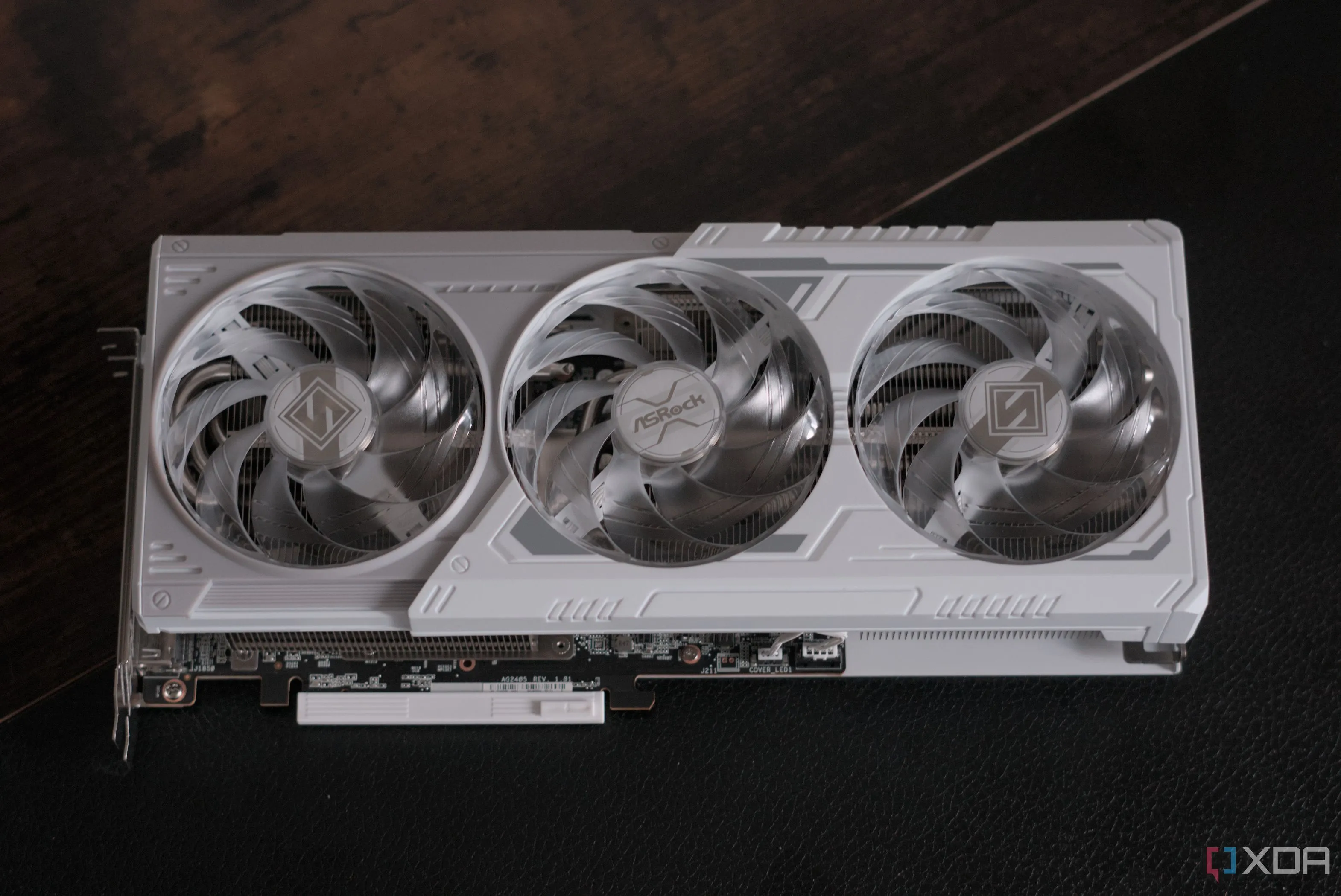 Thiết kế mặt trên của card đồ họa ASRock Radeon RX 9070 Steel Legend, nổi bật với ba quạt làm mát cỡ lớn