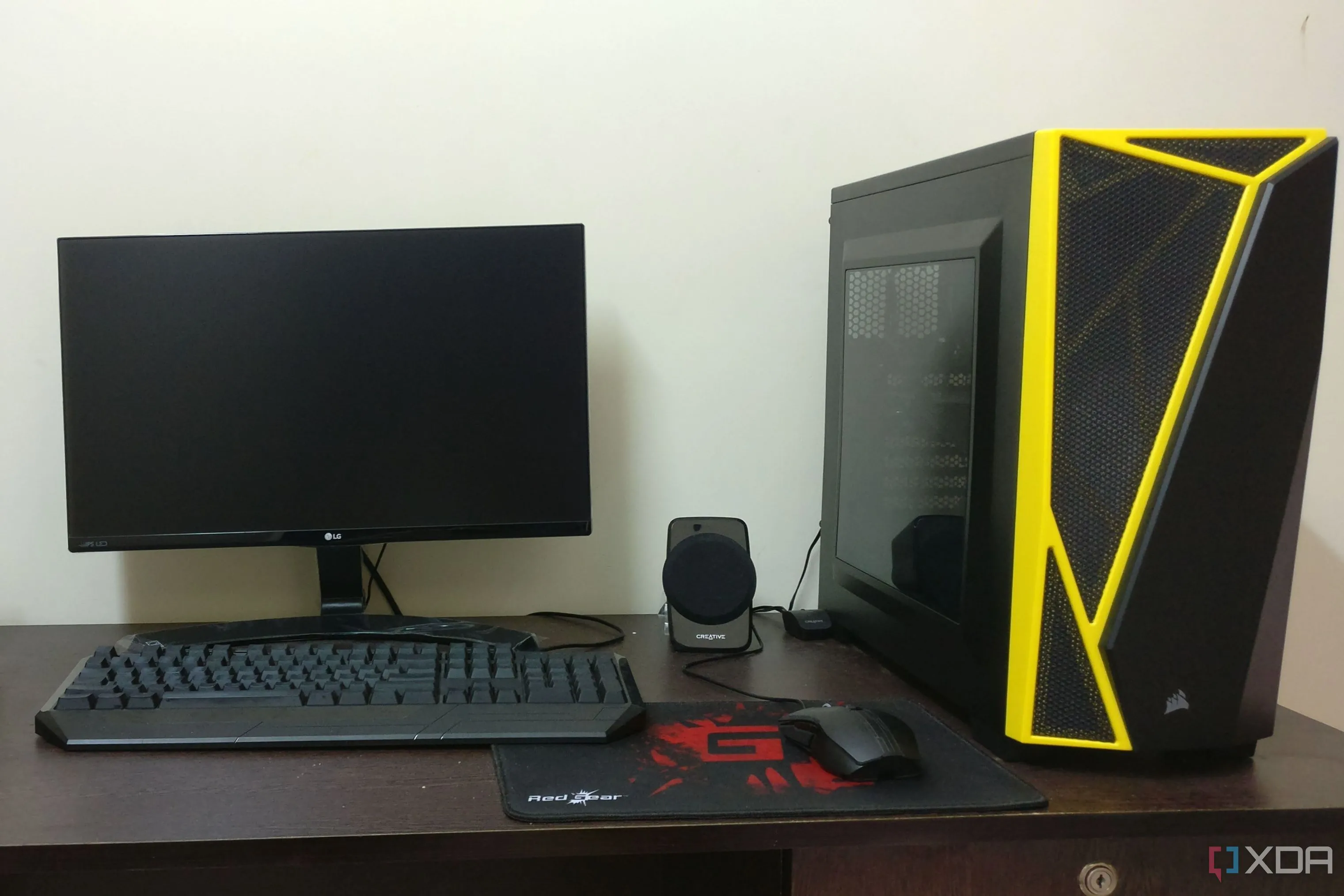 Thiết lập PC gaming màu đen với màn hình, bàn phím và chuột