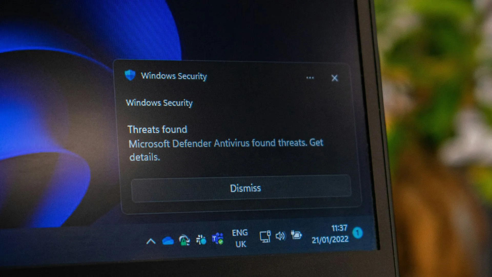 Thông báo bảo mật Windows hiển thị Microsoft Defender Antivirus đang phát hiện mối đe dọa, nhấn mạnh tầm quan trọng của phần mềm diệt virus hiện đại.