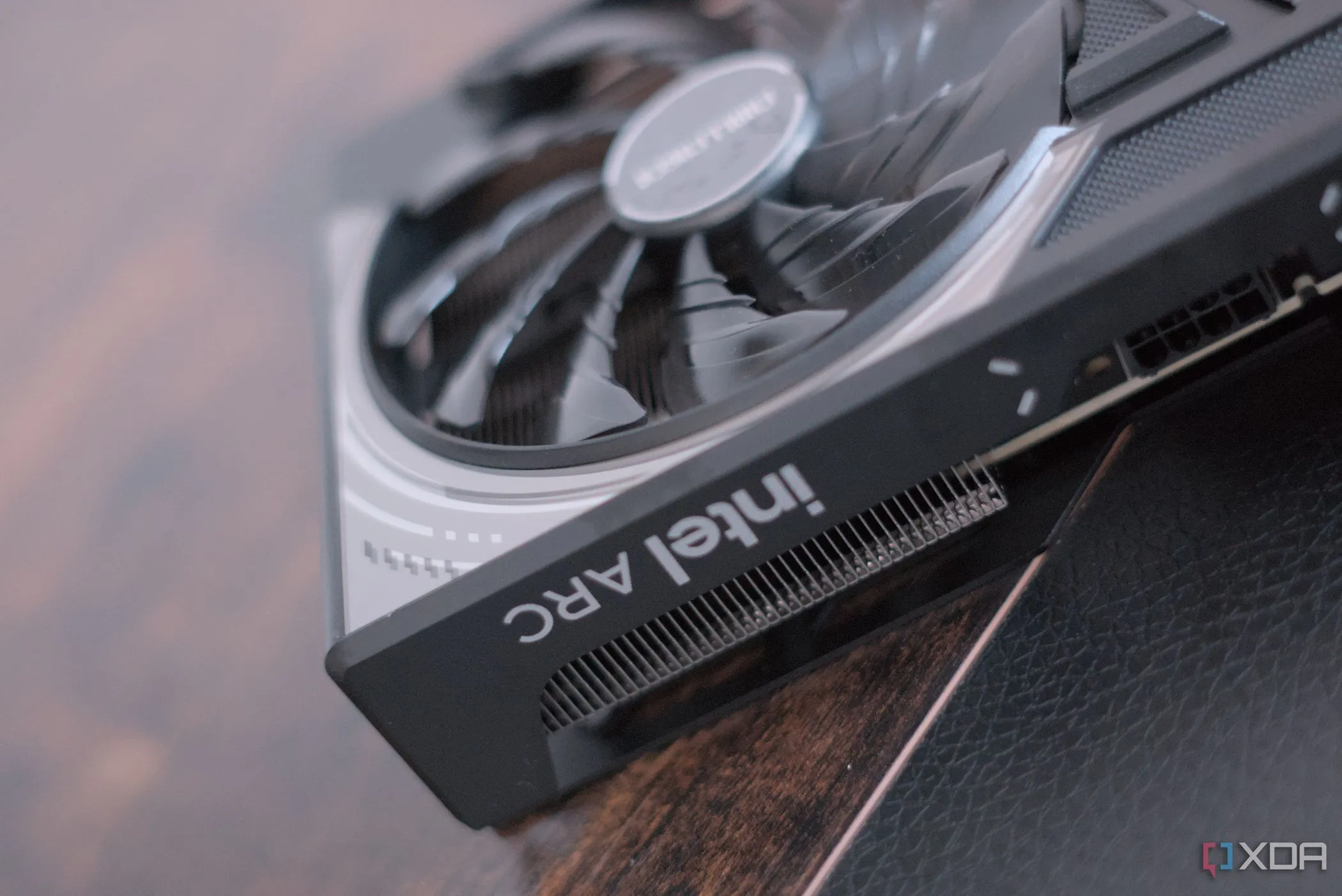 Thương hiệu ASRock Arc B570 Challenger, biểu tượng cho sự xuất hiện của các lựa chọn GPU khác ngoài Nvidia và AMD trên thị trường.