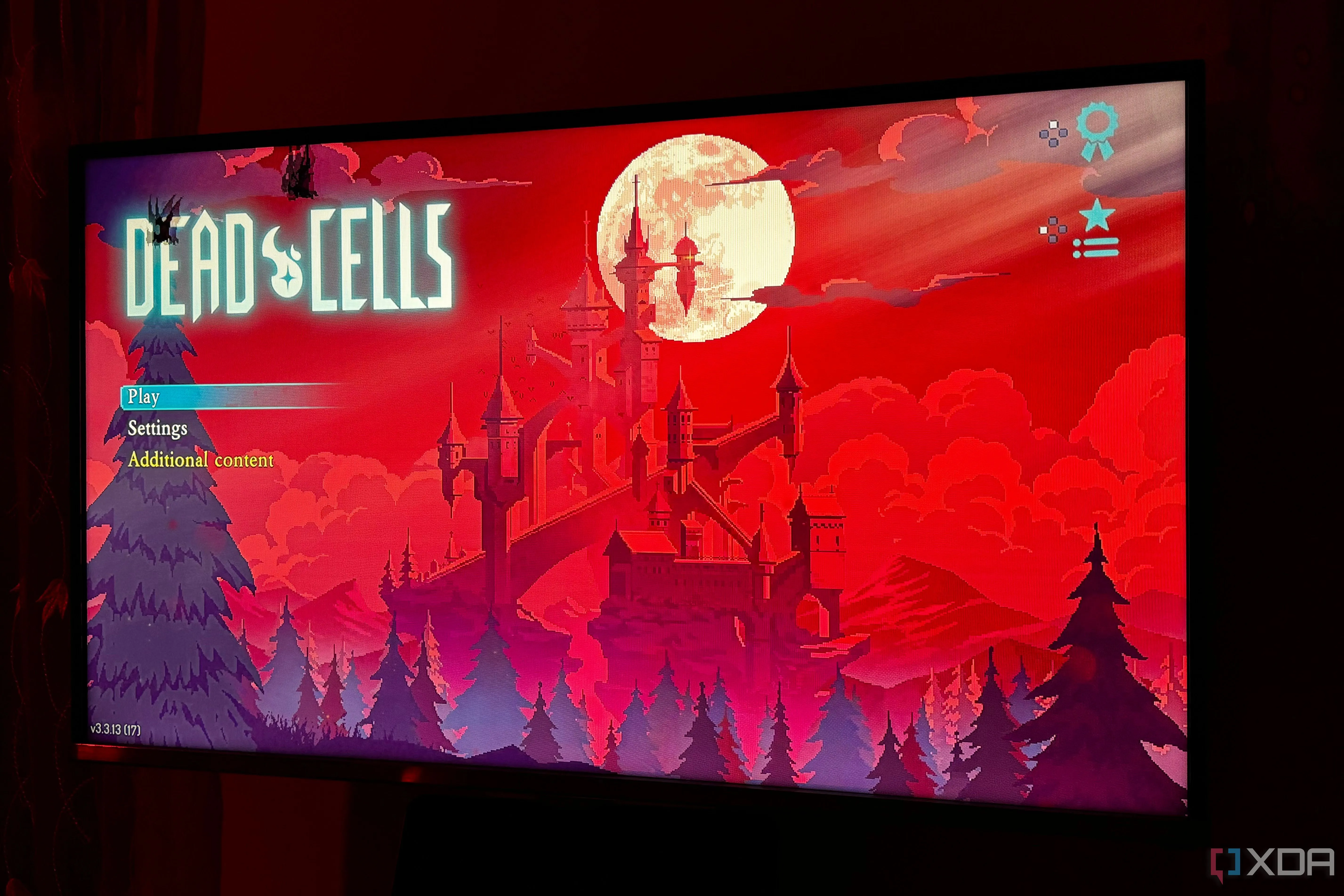 Trải nghiệm chơi game trên TV với Dead Cells+, minh họa sự thoải mái khi chơi game trên ghế sofa