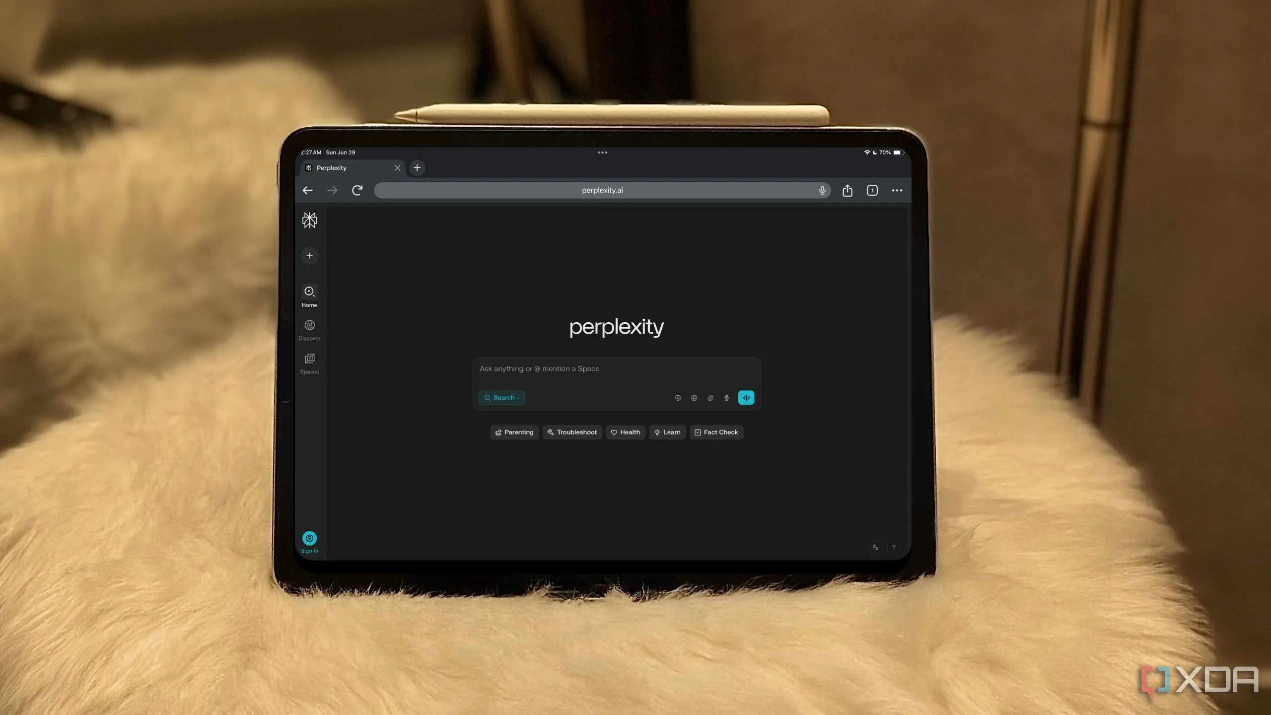 Trang web Perplexity hiển thị trên iPad, minh họa khả năng truy cập đa nền tảng của dịch vụ