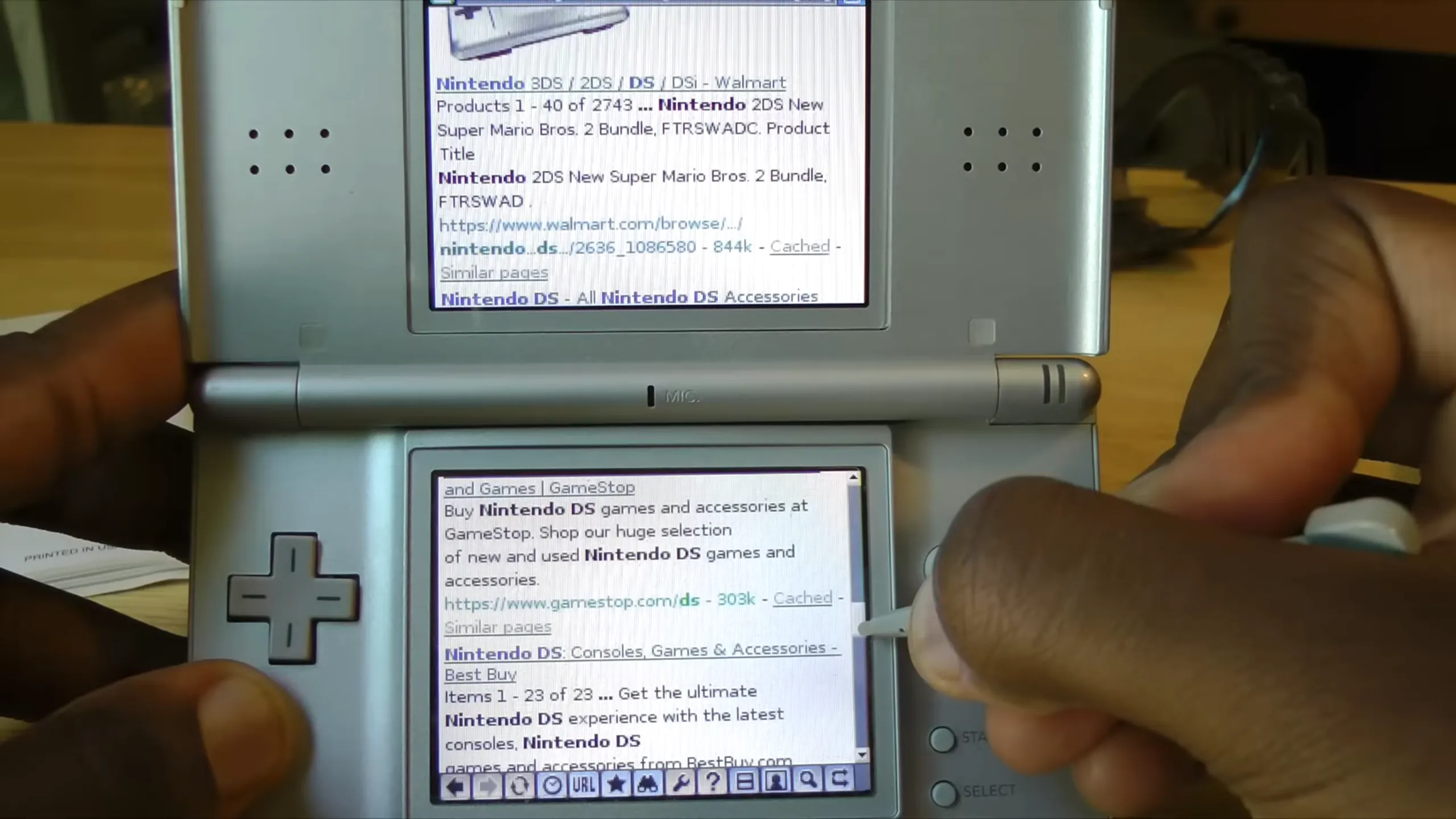 Trình duyệt Nintendo DS hiển thị kết quả tìm kiếm Google, minh họa tính năng độc đáo của máy