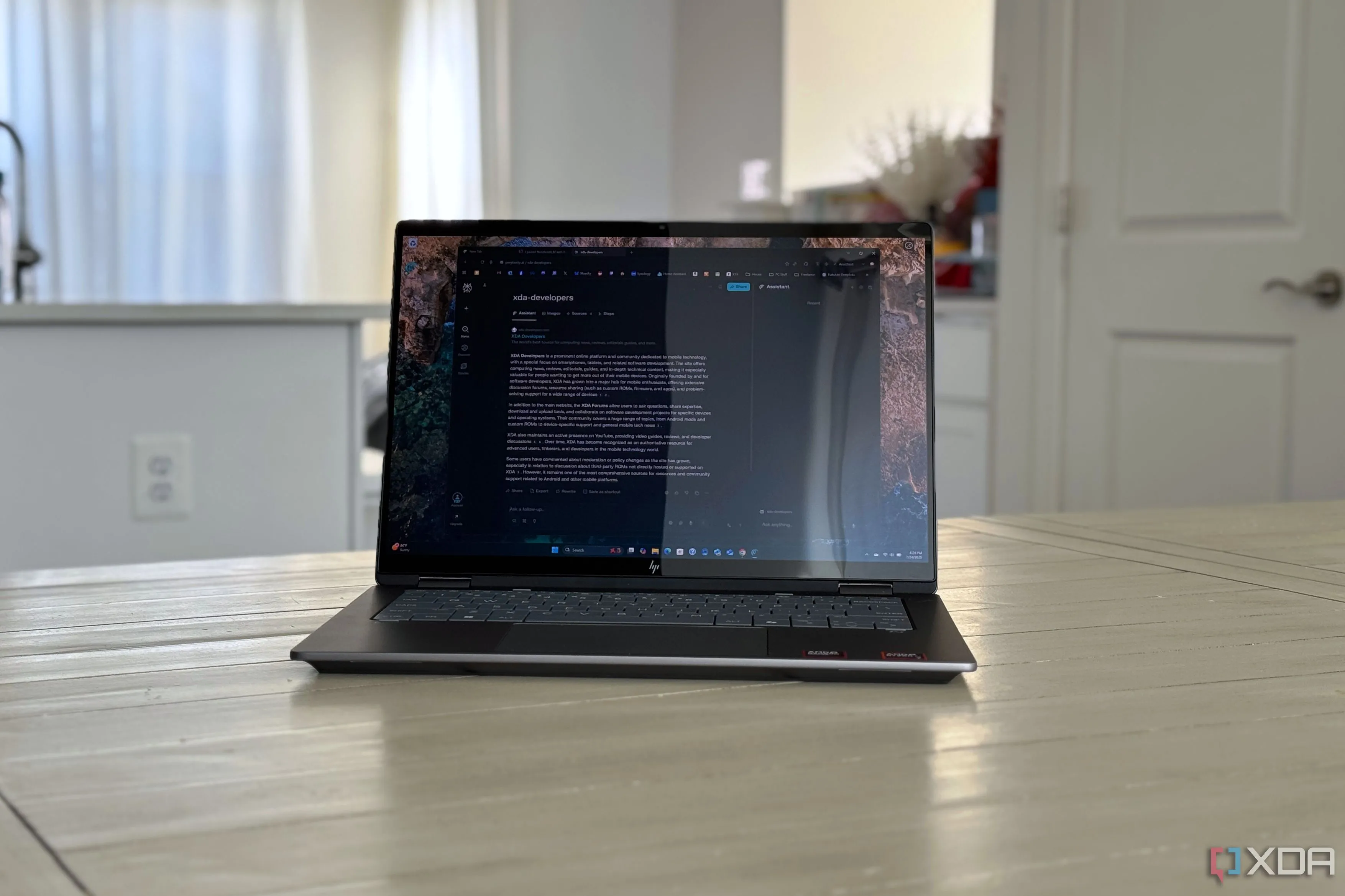 Trình duyệt Perplexity Comet đang chạy trên màn hình laptop, hiển thị giao diện tối giản