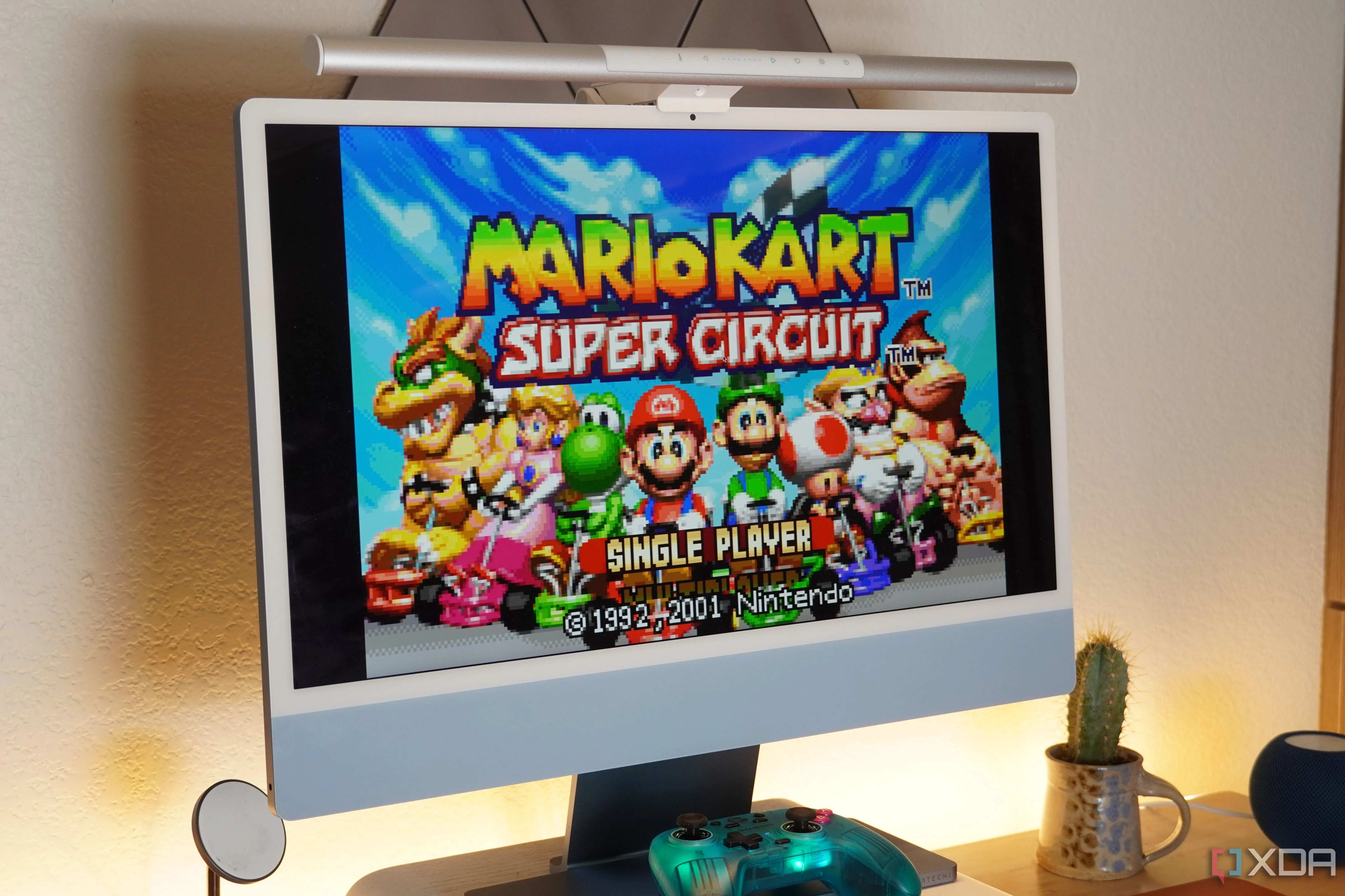 Trò chơi Mario Kart trên NES đang chạy giả lập trên màn hình iMac