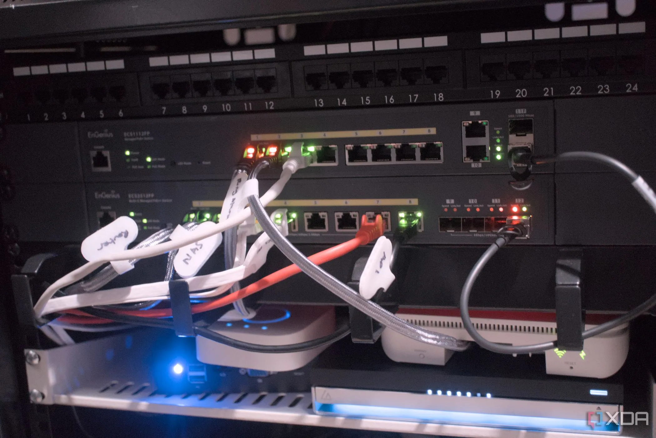 Tủ mạng chứa các thiết bị chuyển mạch (switch) và router, biểu tượng cho hệ thống mạng LAN phức tạp.