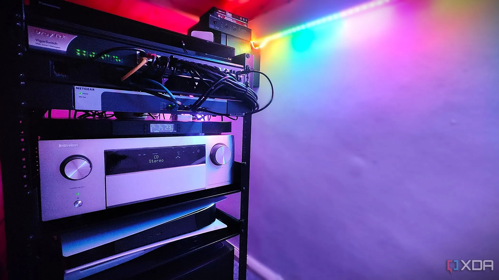Tủ rack chứa thiết bị âm thanh, video, console game và các switch mạng, minh họa khả năng tổ chức gọn gàng cho home lab.